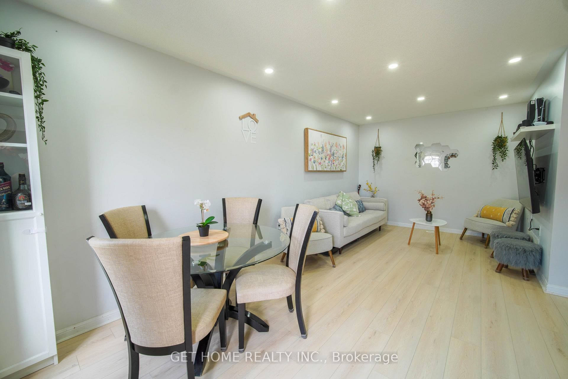 38 Suitor Court - Townhouse photo 3 of 20 in Milton, Ontario
