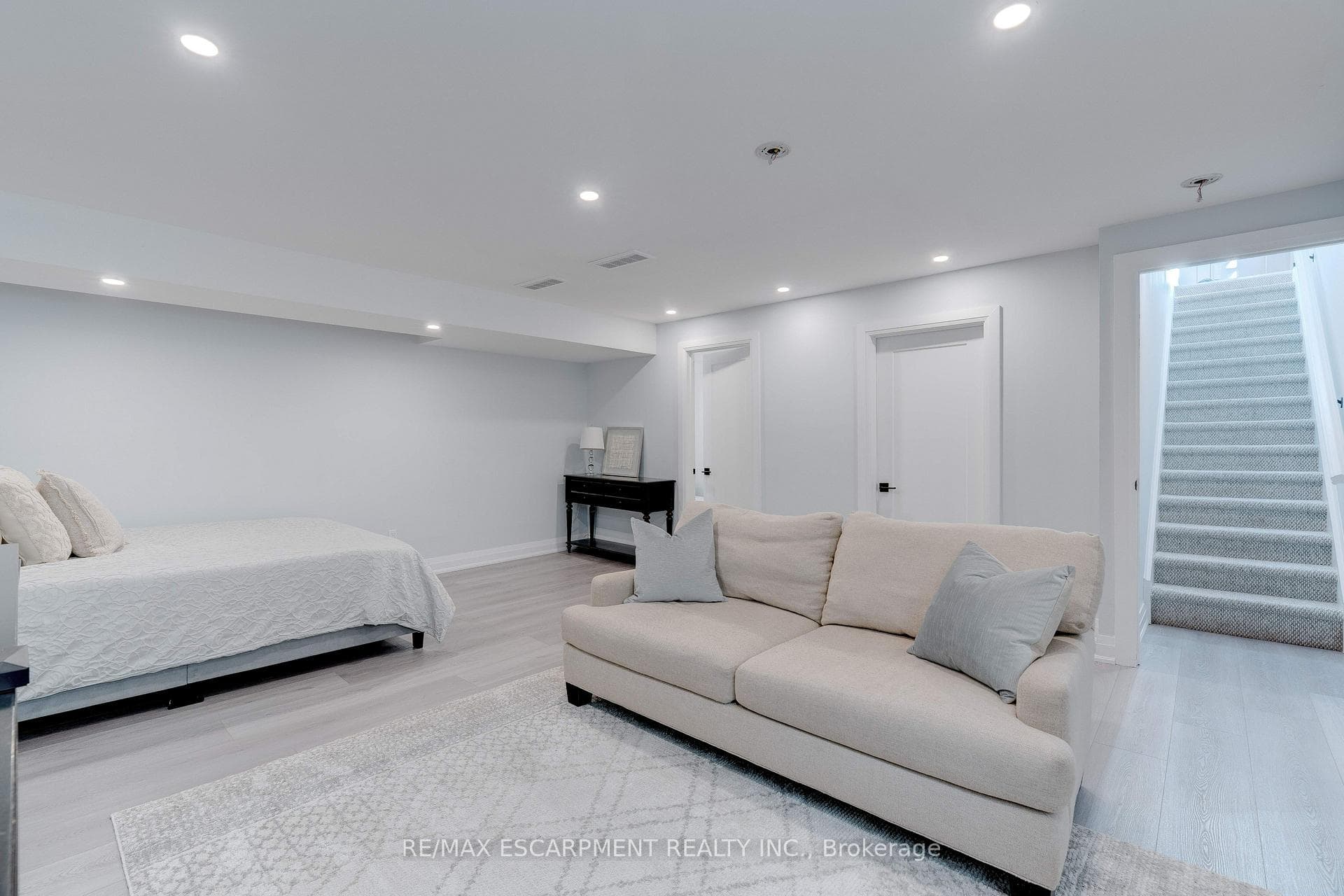 296 Kent Crescent - Multi-Family photo 44 of 50 in Burlington, Ontario