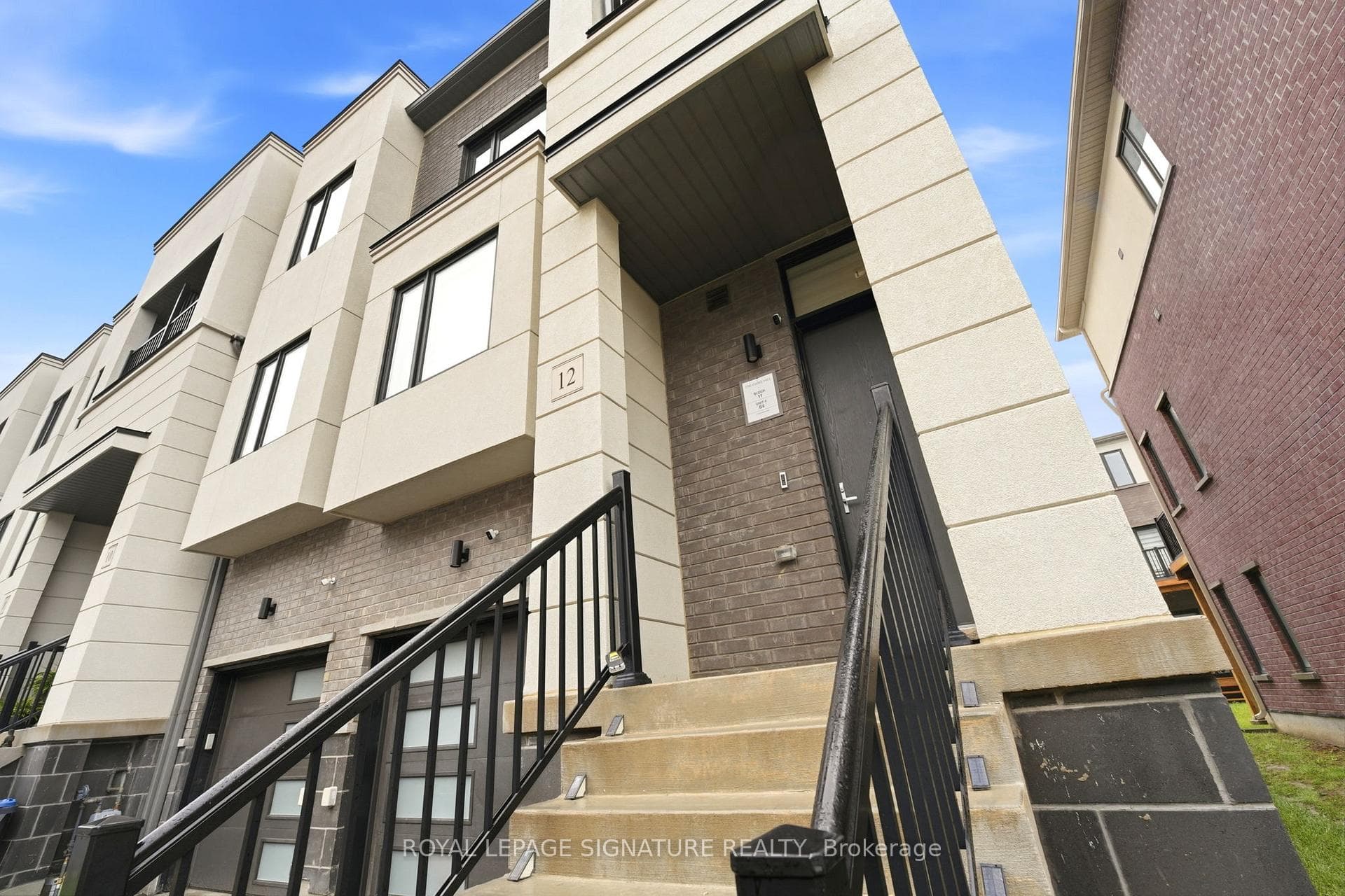 12 Heathrow Lane - Townhouse photo 4 of 40 in Caledon, Ontario