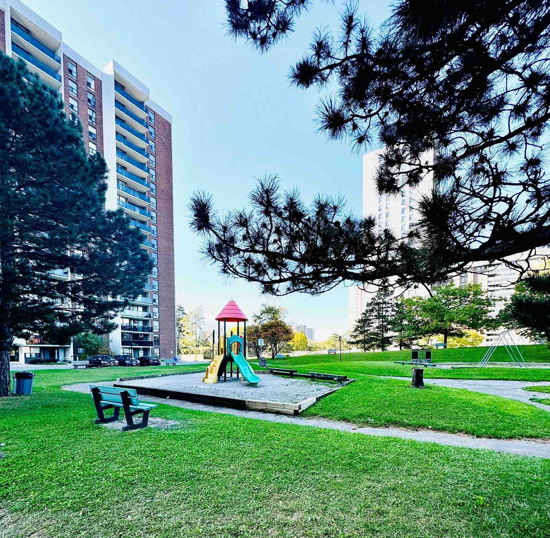 21 Knightsbridge Road Unit 1205 - Condo photo 1 of 12 in Brampton, Ontario