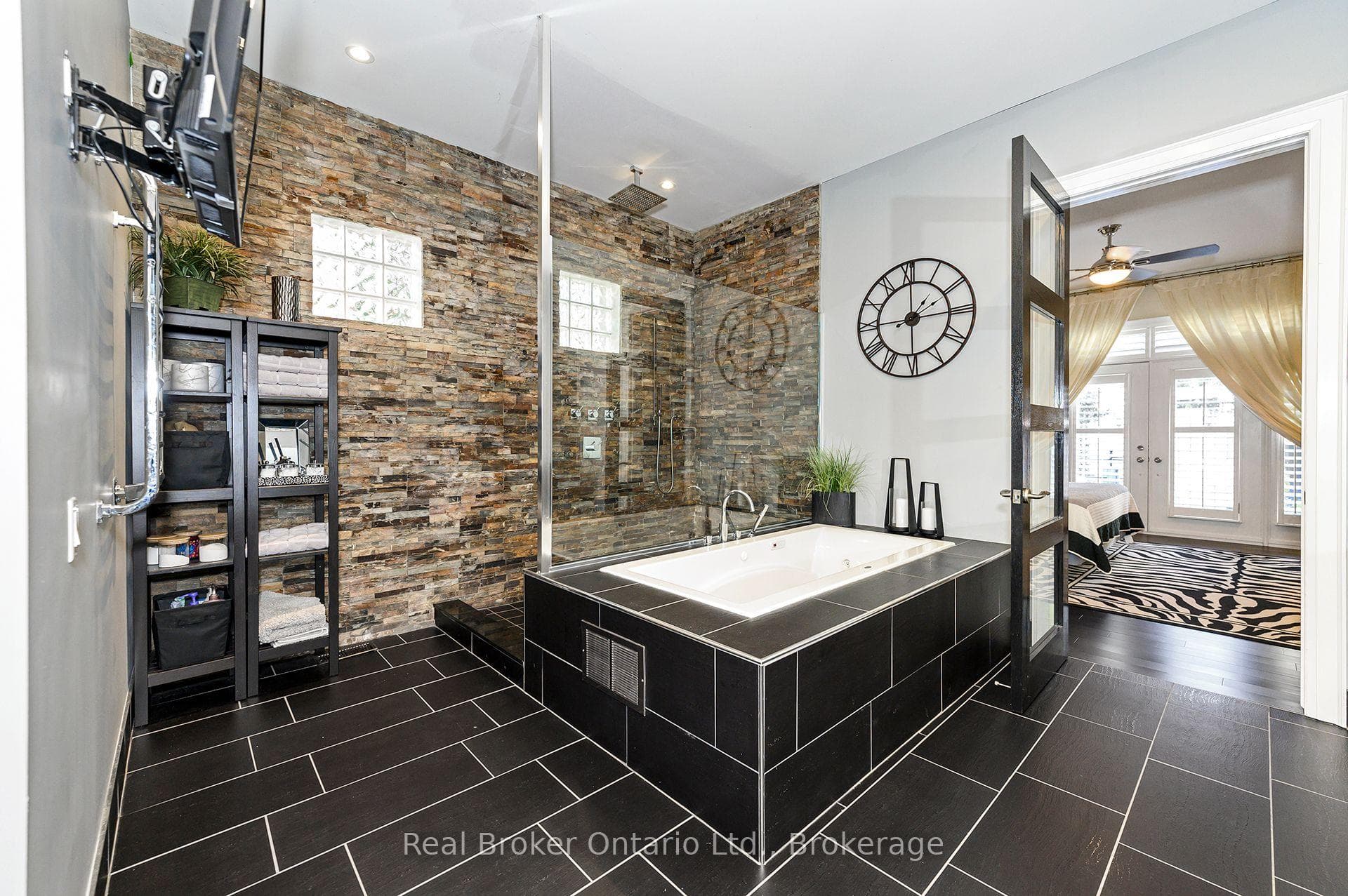 4507 Lakeshore Road - Detached photo 21 of 50 in Burlington, Ontario