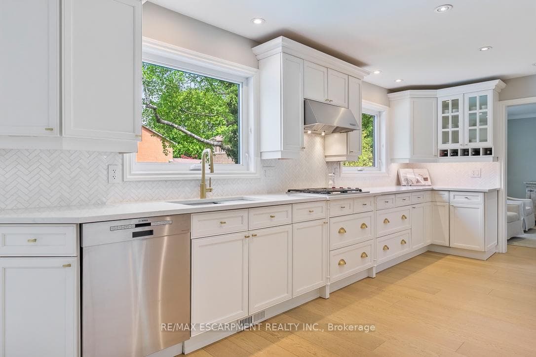 511 Chamberlain Lane - Detached photo 13 of 50 in Oakville, Ontario