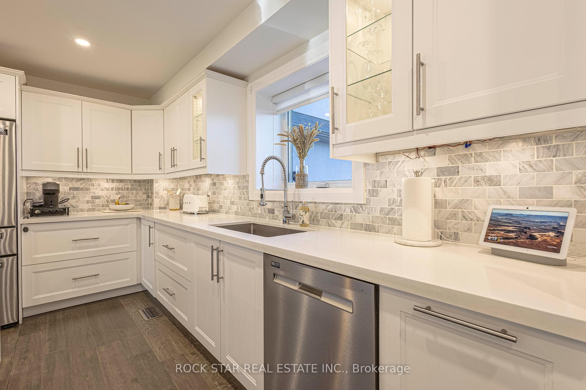 2055 Courtland Crescent - Detached photo 6 of 40 in Mississauga, Ontario