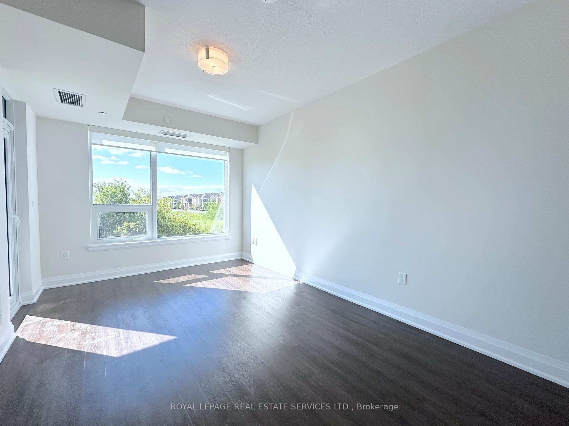 2333 Taunton Road Unit 209 - Condo photo 5 of 26 in Oakville, Ontario