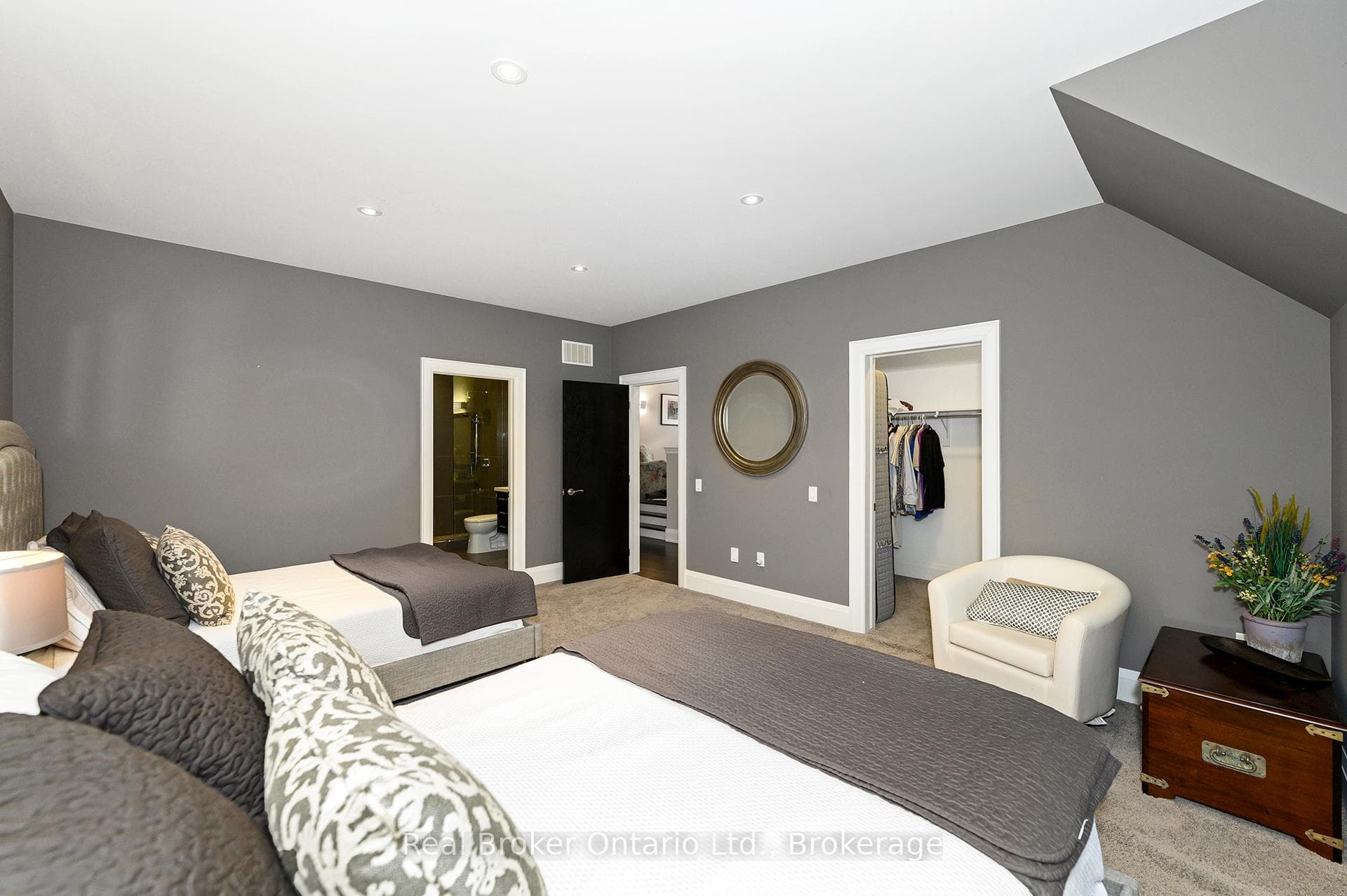 4507 Lakeshore Road - Detached photo 32 of 50 in Burlington, Ontario