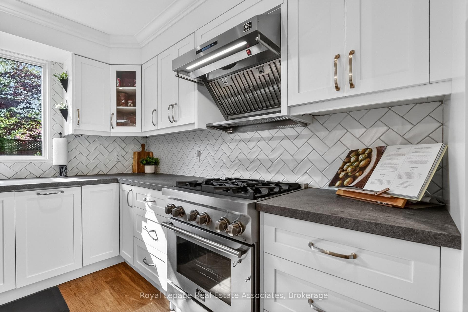 174 Cheverie Street - Detached photo 12 of 49 in Oakville, Ontario