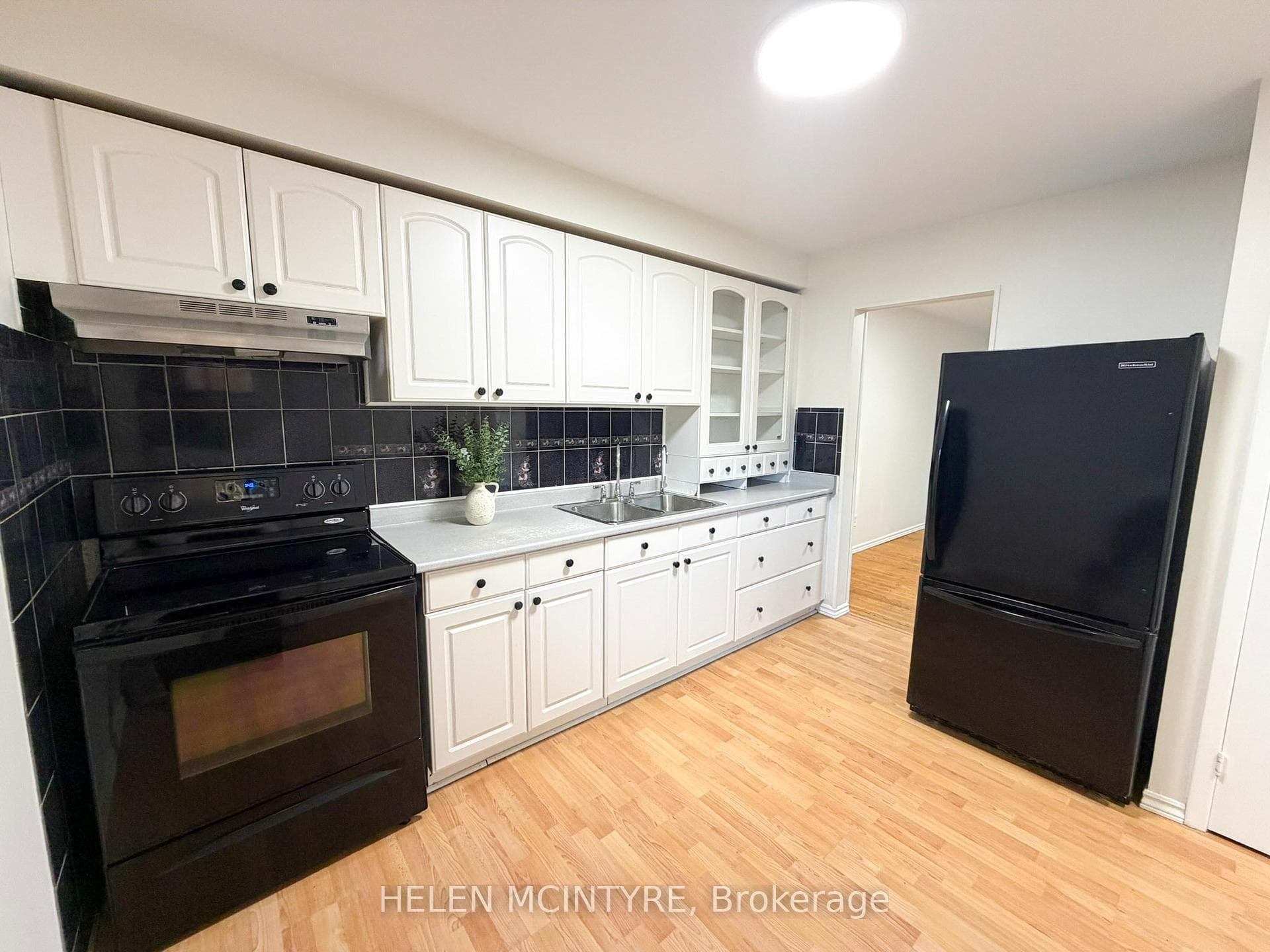 140 Ripley Court Unit 4 - Townhouse photo 9 of 47 in Oakville, Ontario
