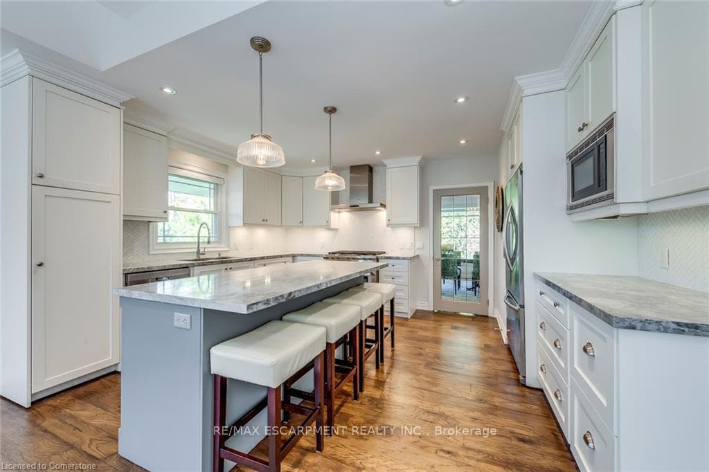 4306 Lakeshore Road - Detached photo 9 of 47 in Burlington, Ontario