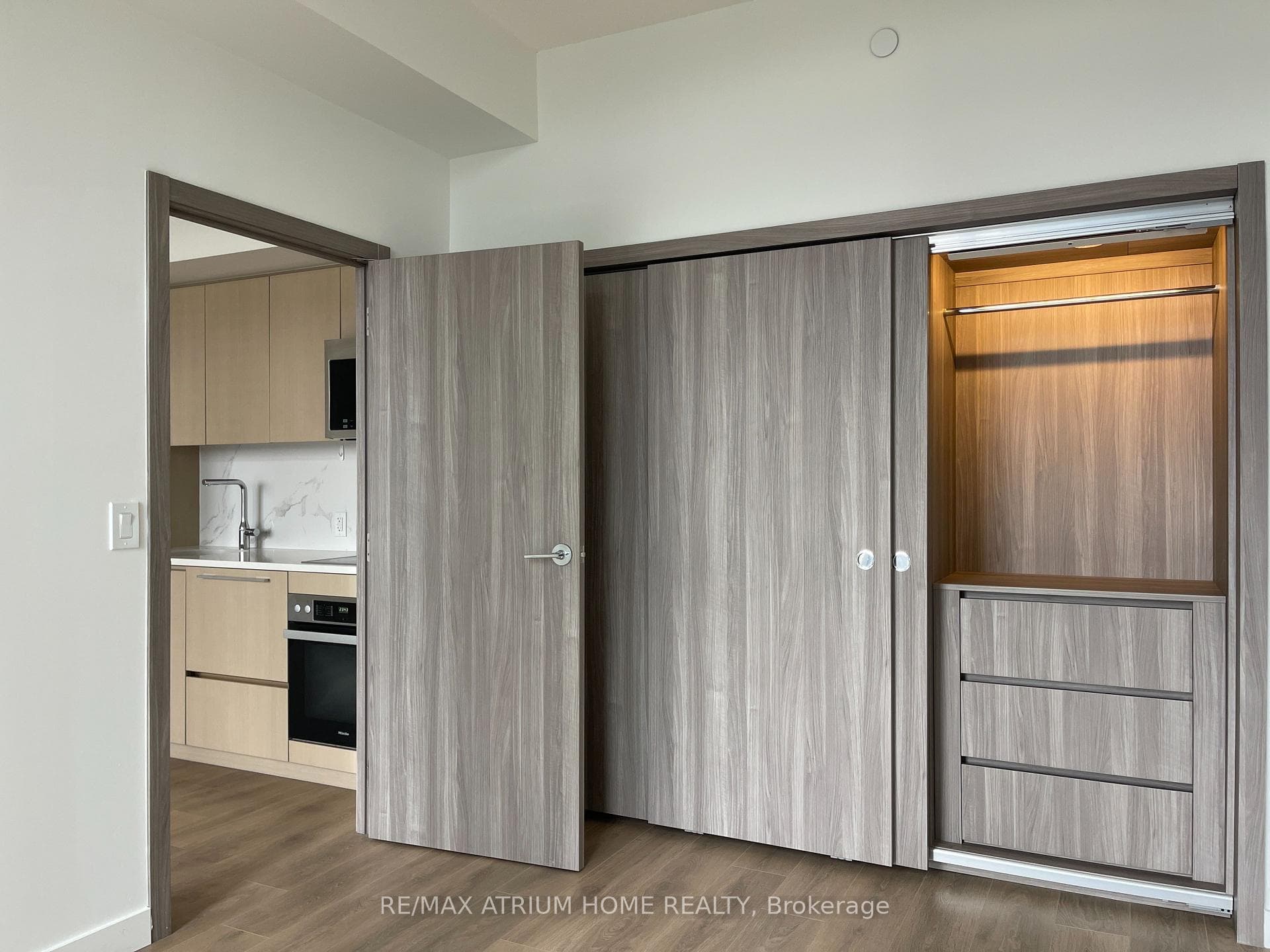38 Widmer Street Unit 2208 - Condo photo 3 of 21 in Downtown Toronto / Waterfront, Ontario