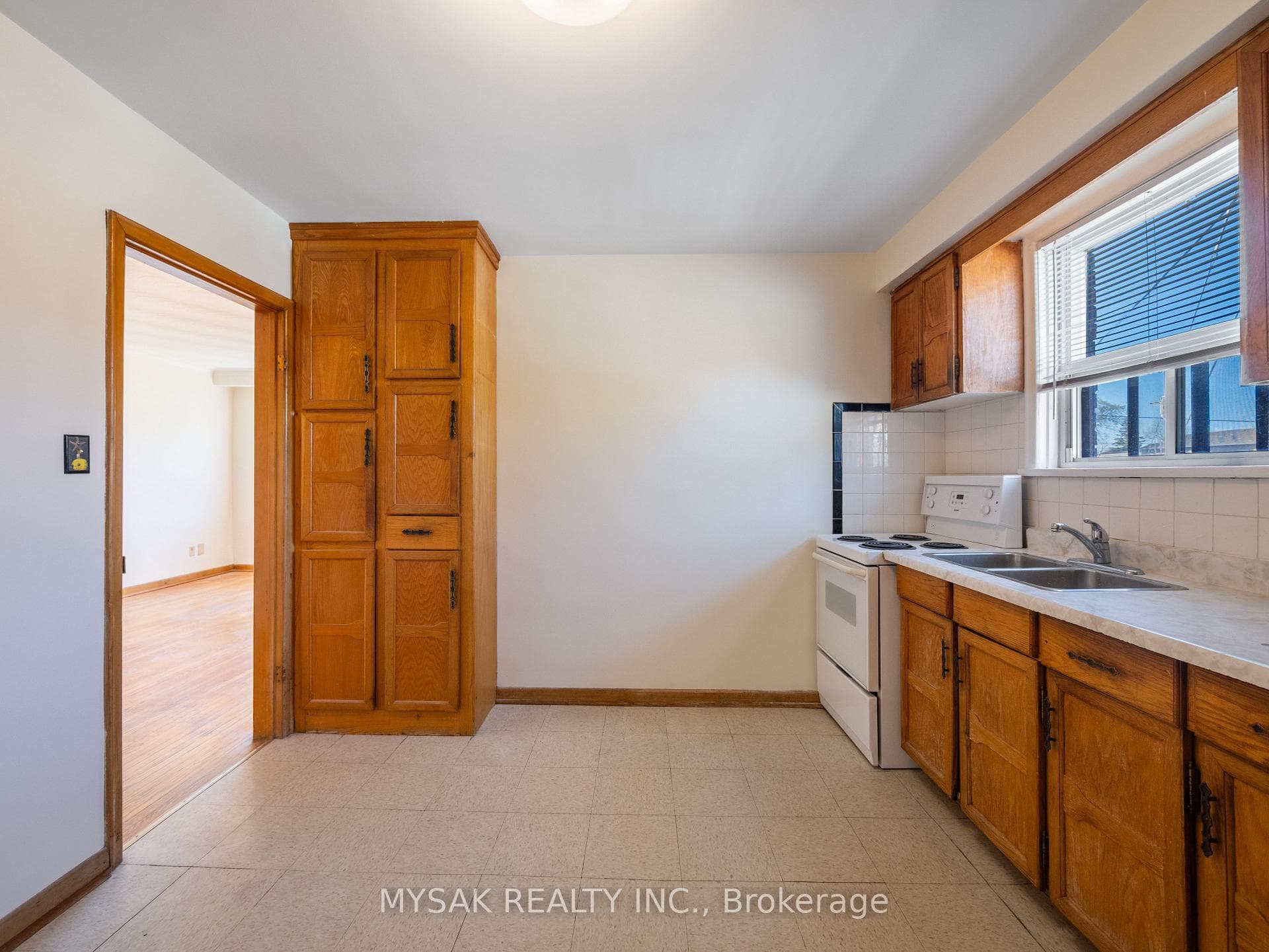 150 Park Street - Multi-Family photo 9 of 28 in Birch Cliff / Cliffside, Ontario