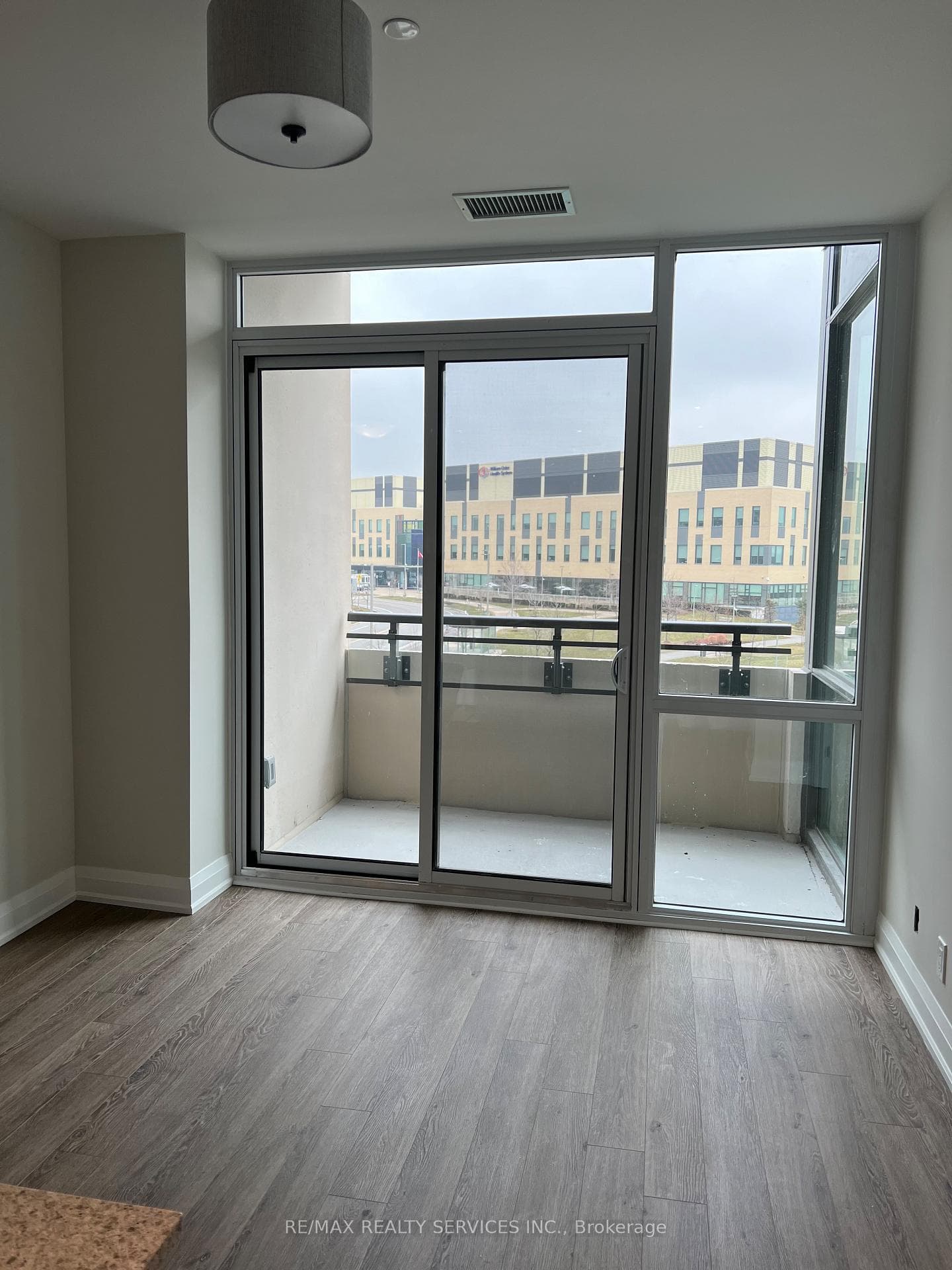 15 Lynch Street Unit 303 - Condo photo 5 of 27 in Brampton, Ontario