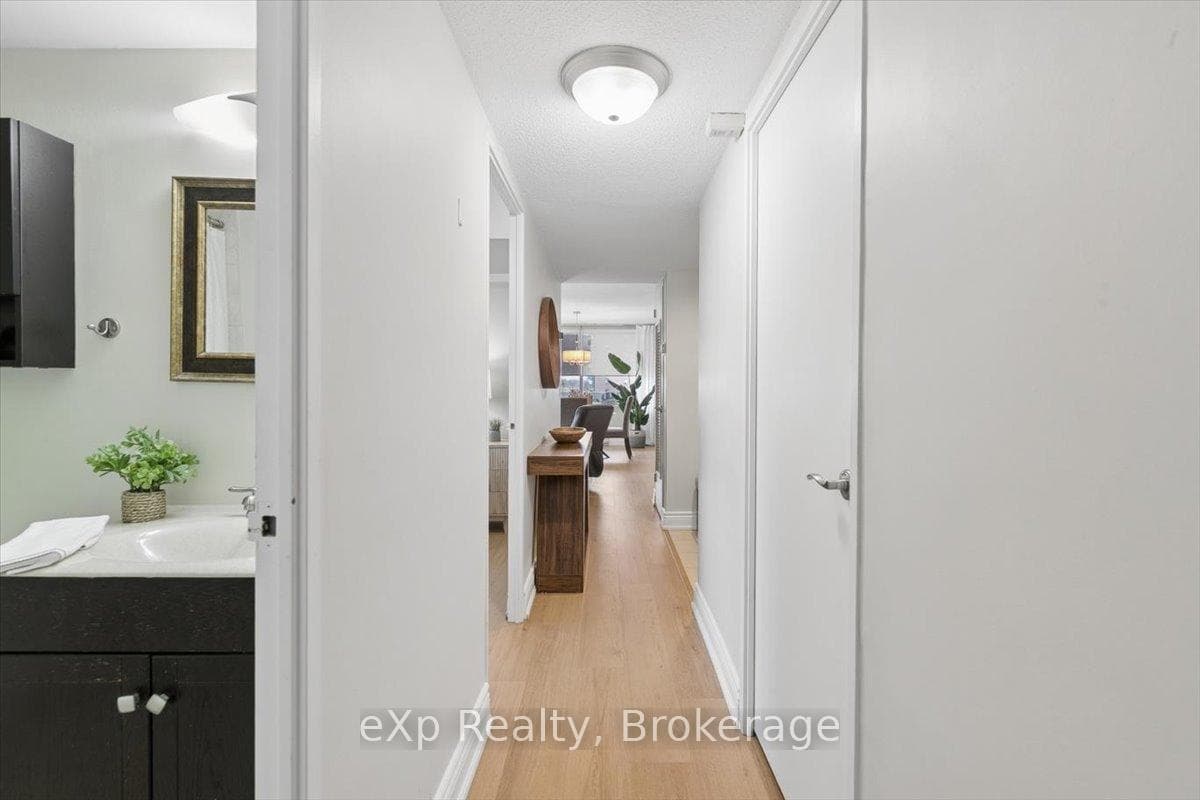 39 Stavebank Road Unit 403 - Condo photo 11 of 33 in Mississauga, Ontario
