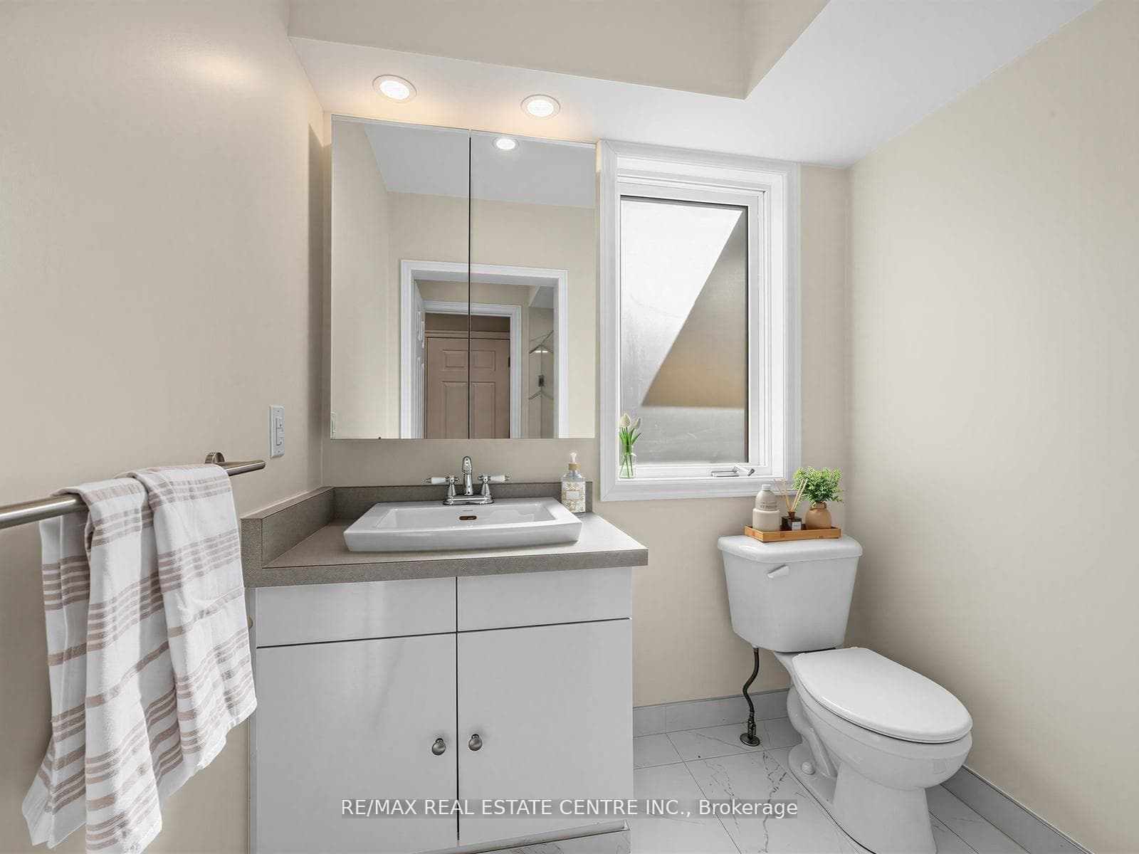 592 Montbeck Crescent - Detached photo 18 of 50 in Mississauga, Ontario