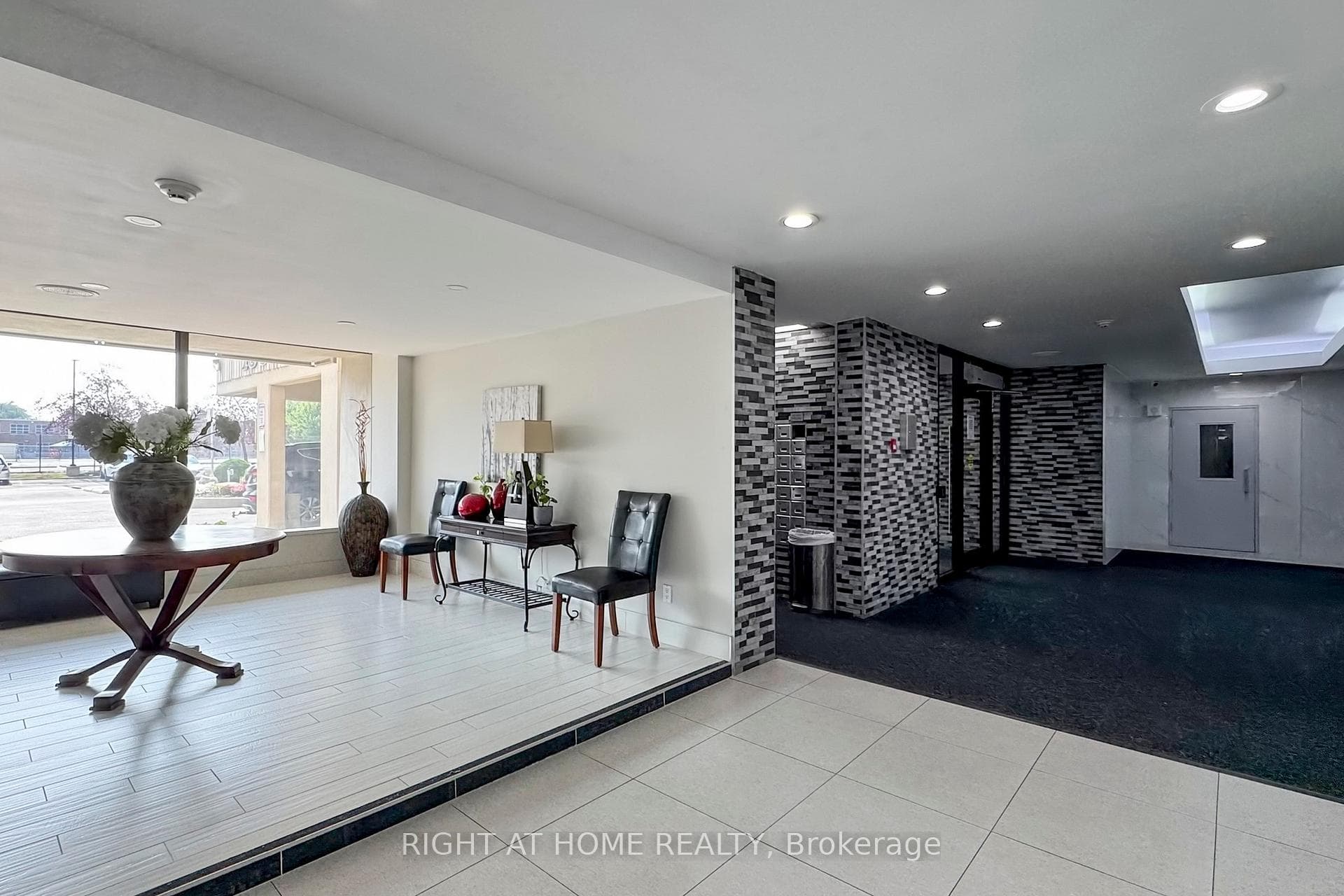 1338 York Mills Road Unit 702 - Condo photo 5 of 29 in Don Mills / Parkwoods / Victoria Village, Ontario