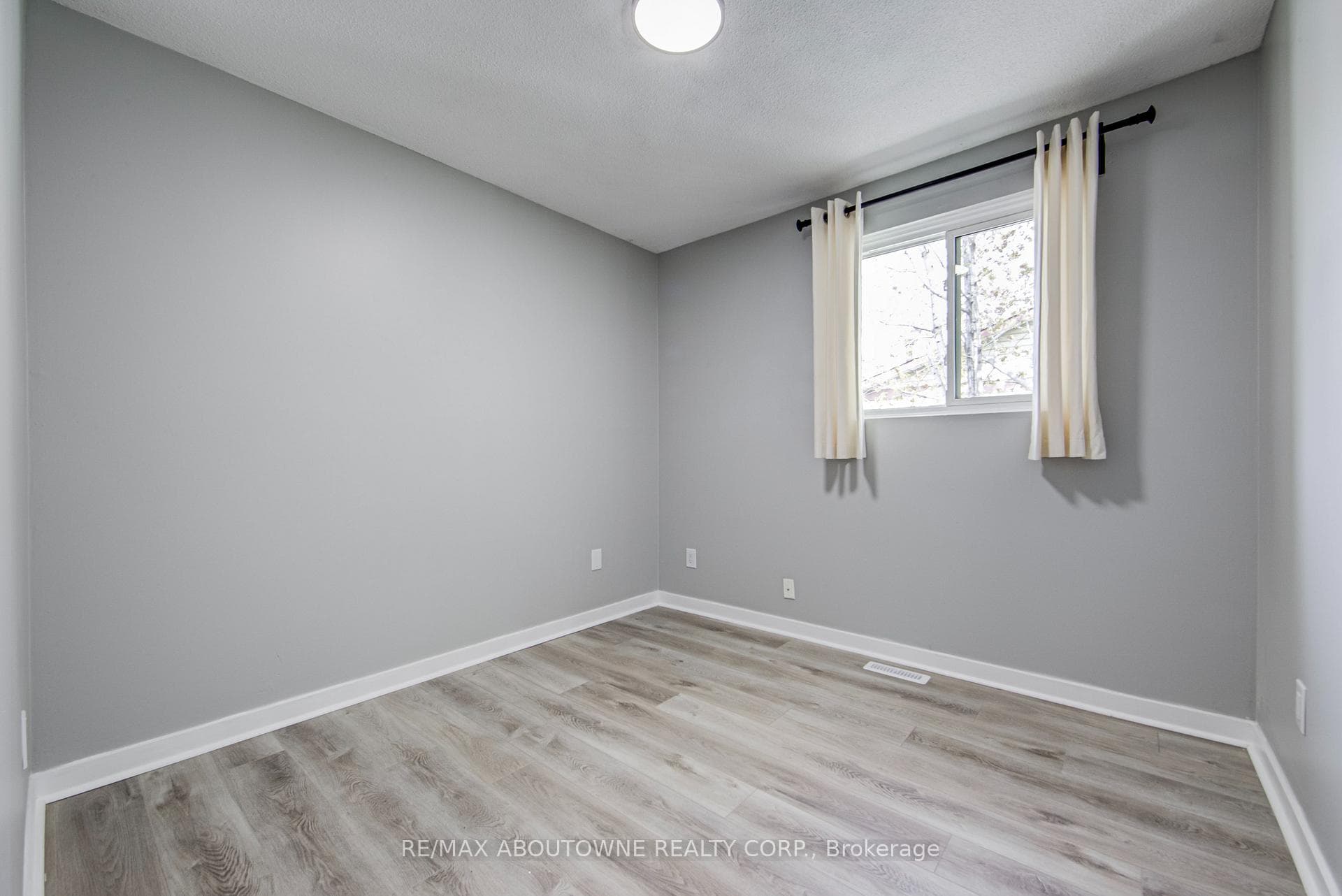 2367 Middlesmoor Crescent - Semi-Detached photo 12 of 31 in Burlington, Ontario