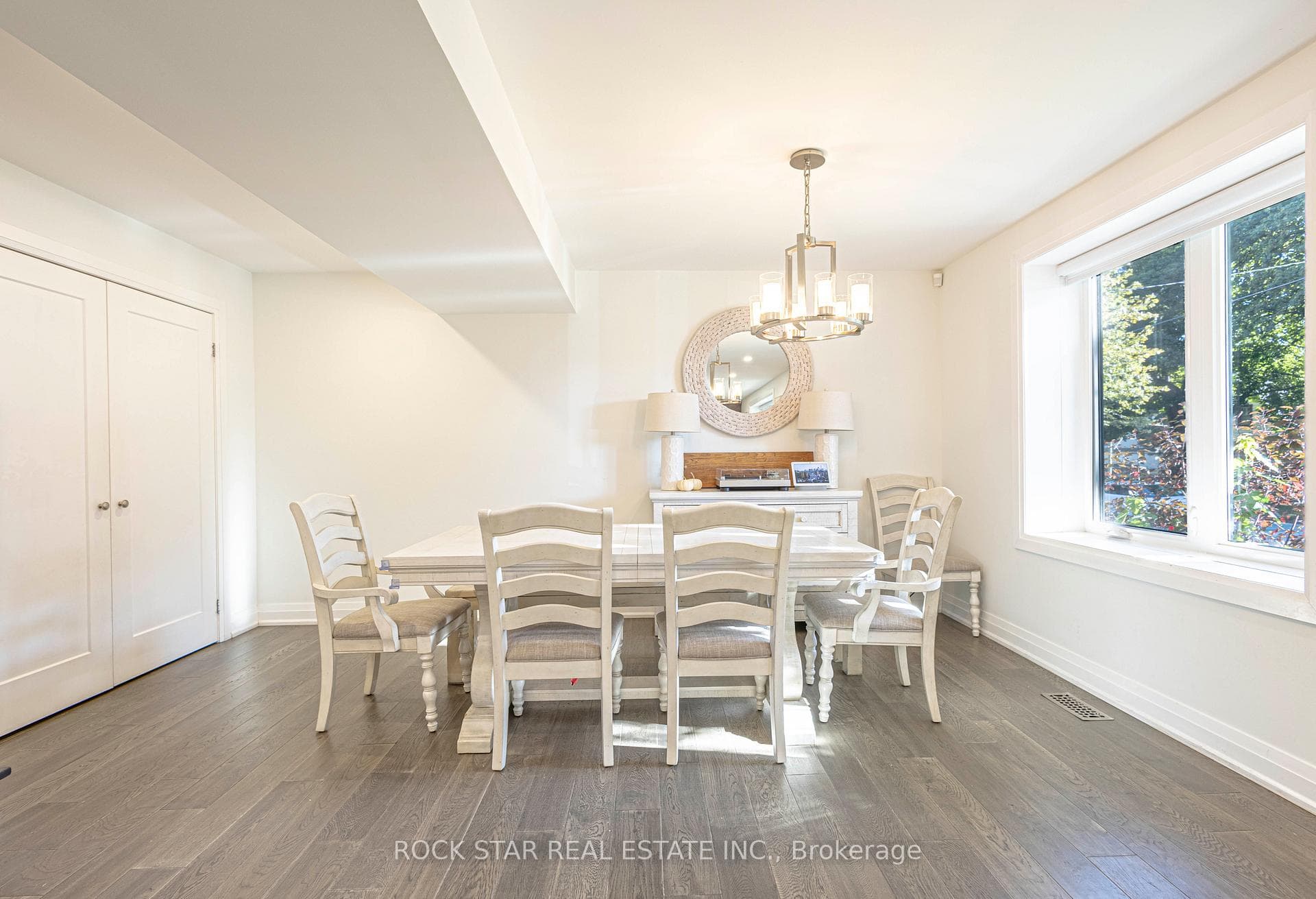 2055 Courtland Crescent - Detached photo 11 of 40 in Mississauga, Ontario