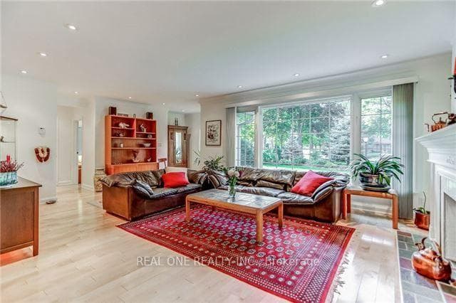 1268 Lorne Park Road - Detached photo 5 of 20 in Mississauga, Ontario