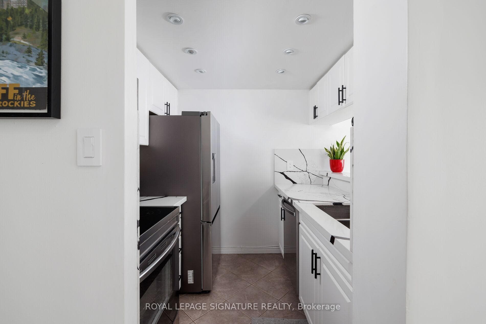 880 Dundas Street Unit 909 - Condo photo 6 of 25 in Mississauga, Ontario