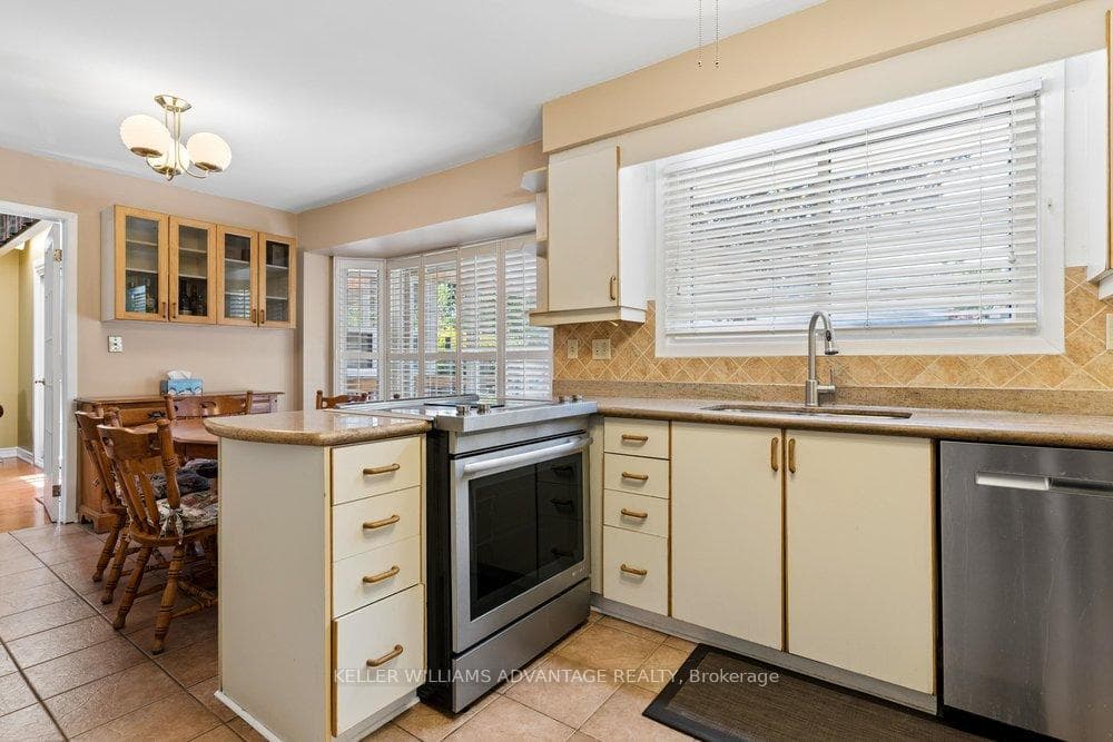 2192 Castlestone Court - Detached photo 14 of 50 in Mississauga, Ontario