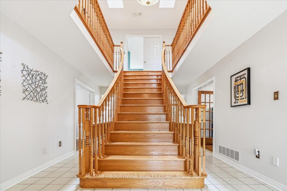 2055 Blacksmith Lane - Detached photo 7 of 49 in Oakville, Ontario