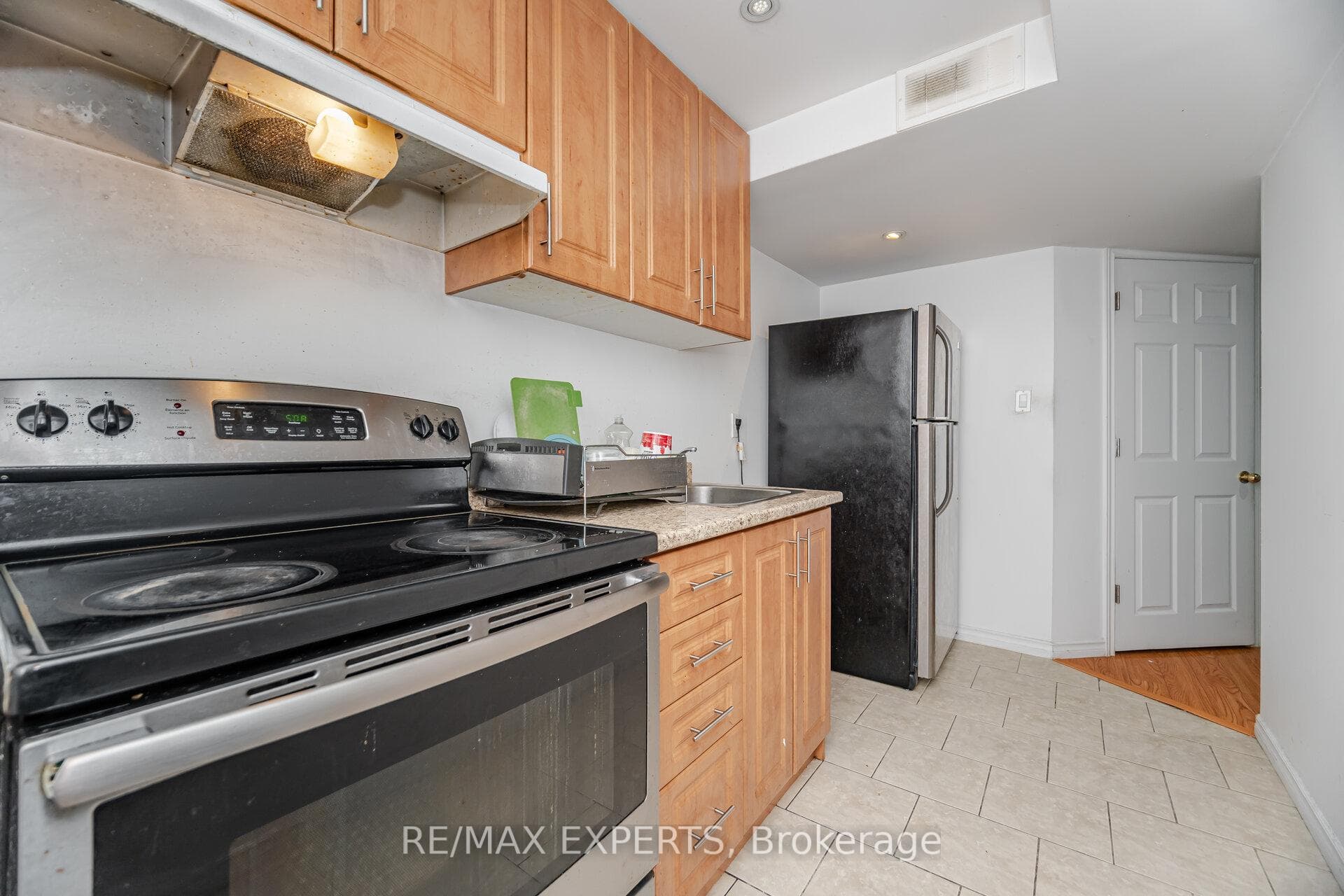 82 Twin Pines Crescent - Semi-Detached photo 7 of 11 in Brampton, Ontario