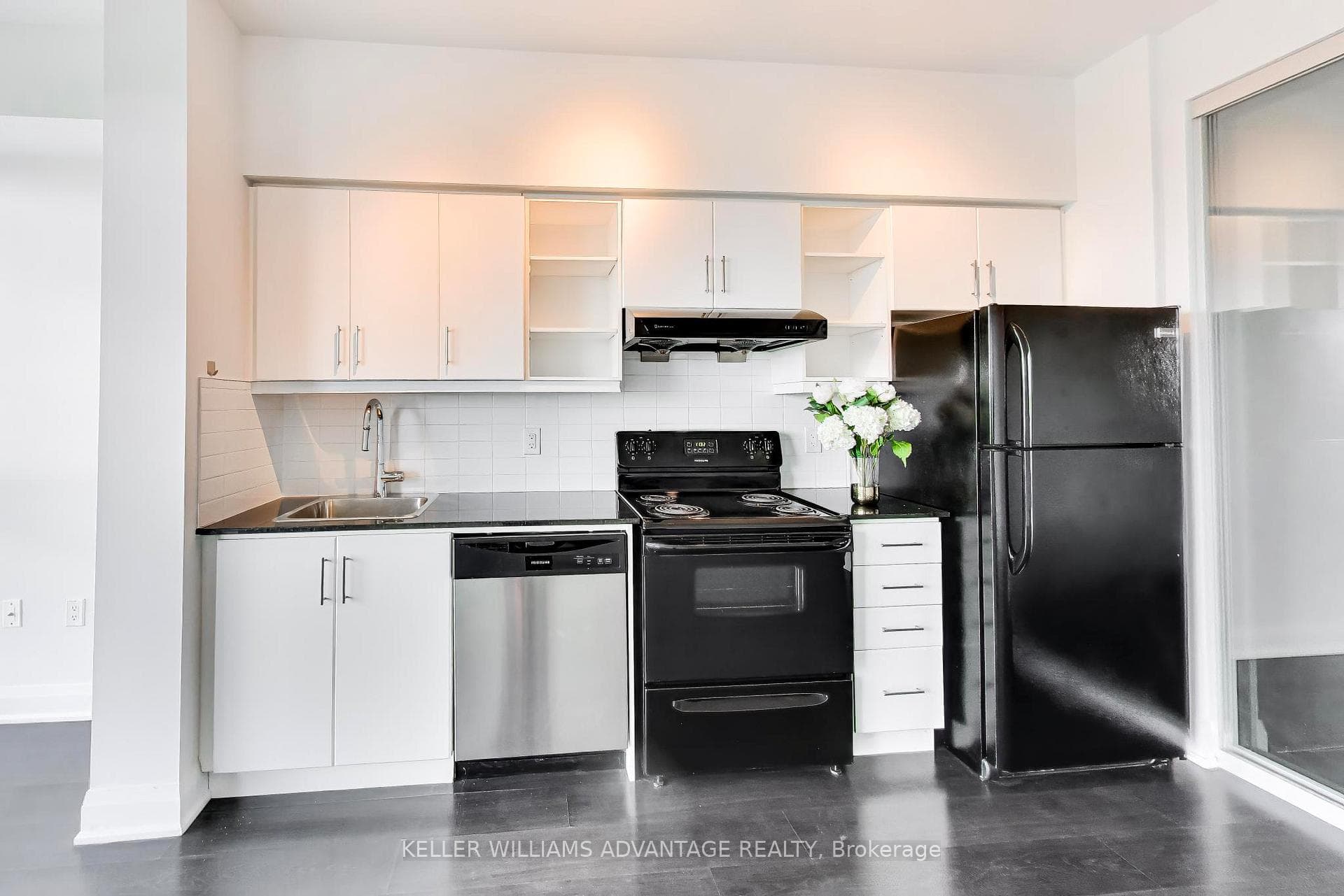 160 Vanderhoof Avenue Unit 1718 - Condo photo 3 of 42 in Flemingdon Park / Don Mills, Ontario