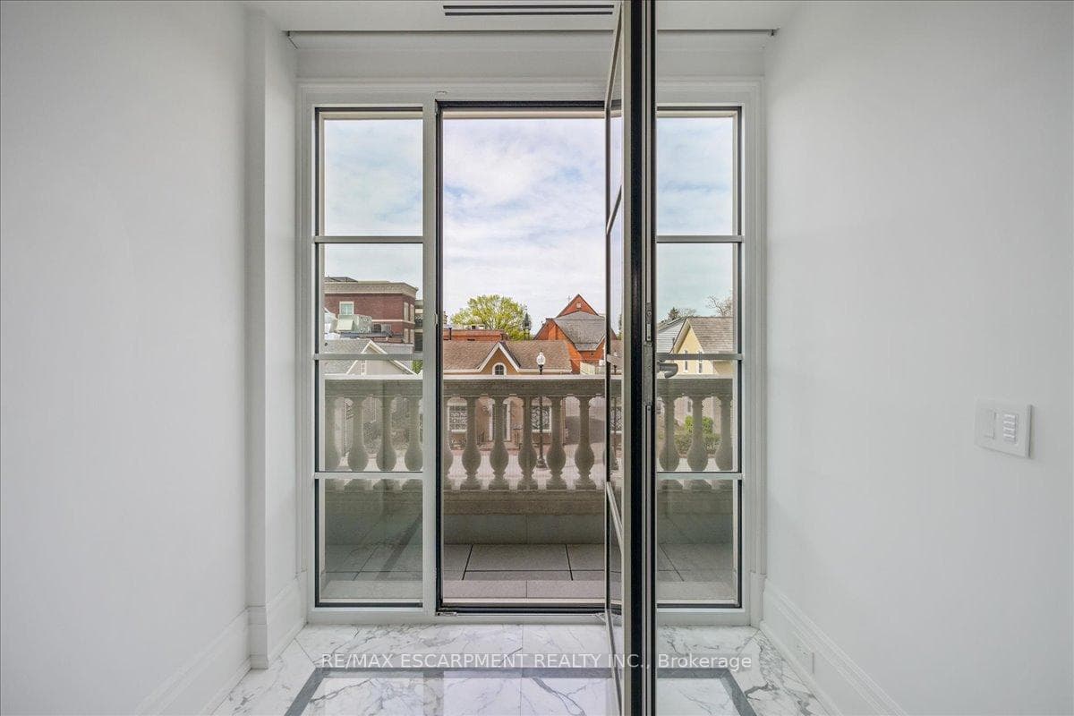 300 Randall Street Unit 211 - Condo photo 11 of 50 in Oakville, Ontario