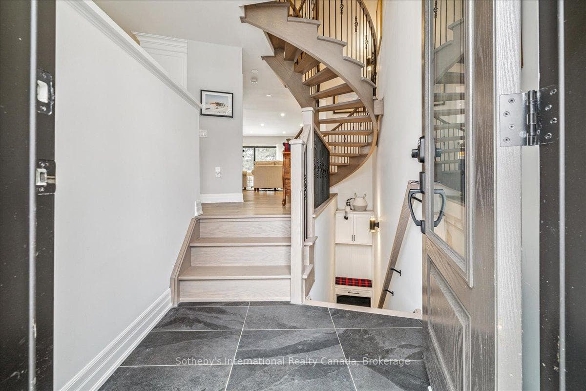 10 Southwind Terrace - Townhouse photo 5 of 43 in Oakville, Ontario
