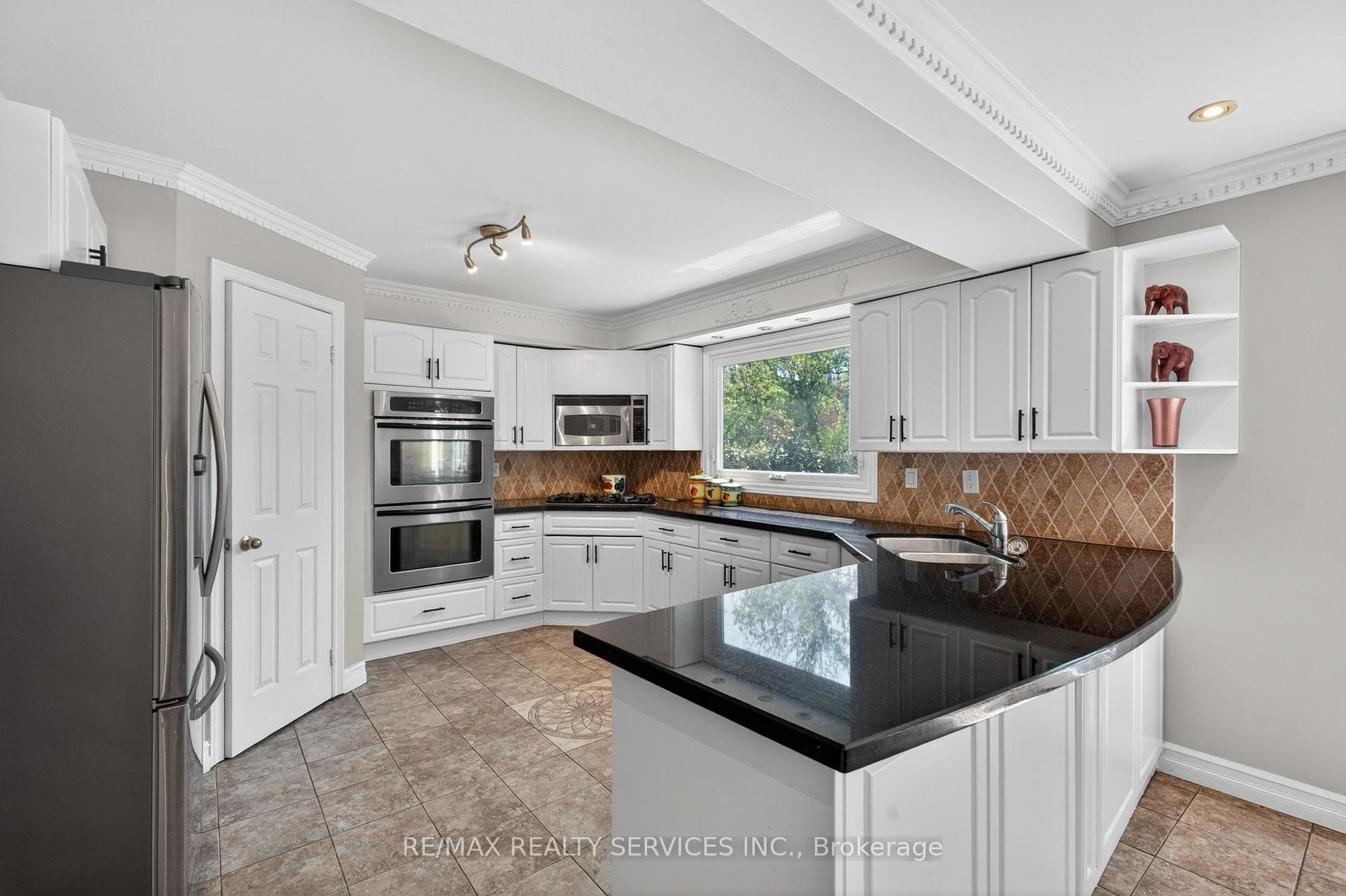 2069 Schoolmaster Circle - Detached photo 24 of 49 in Oakville, Ontario