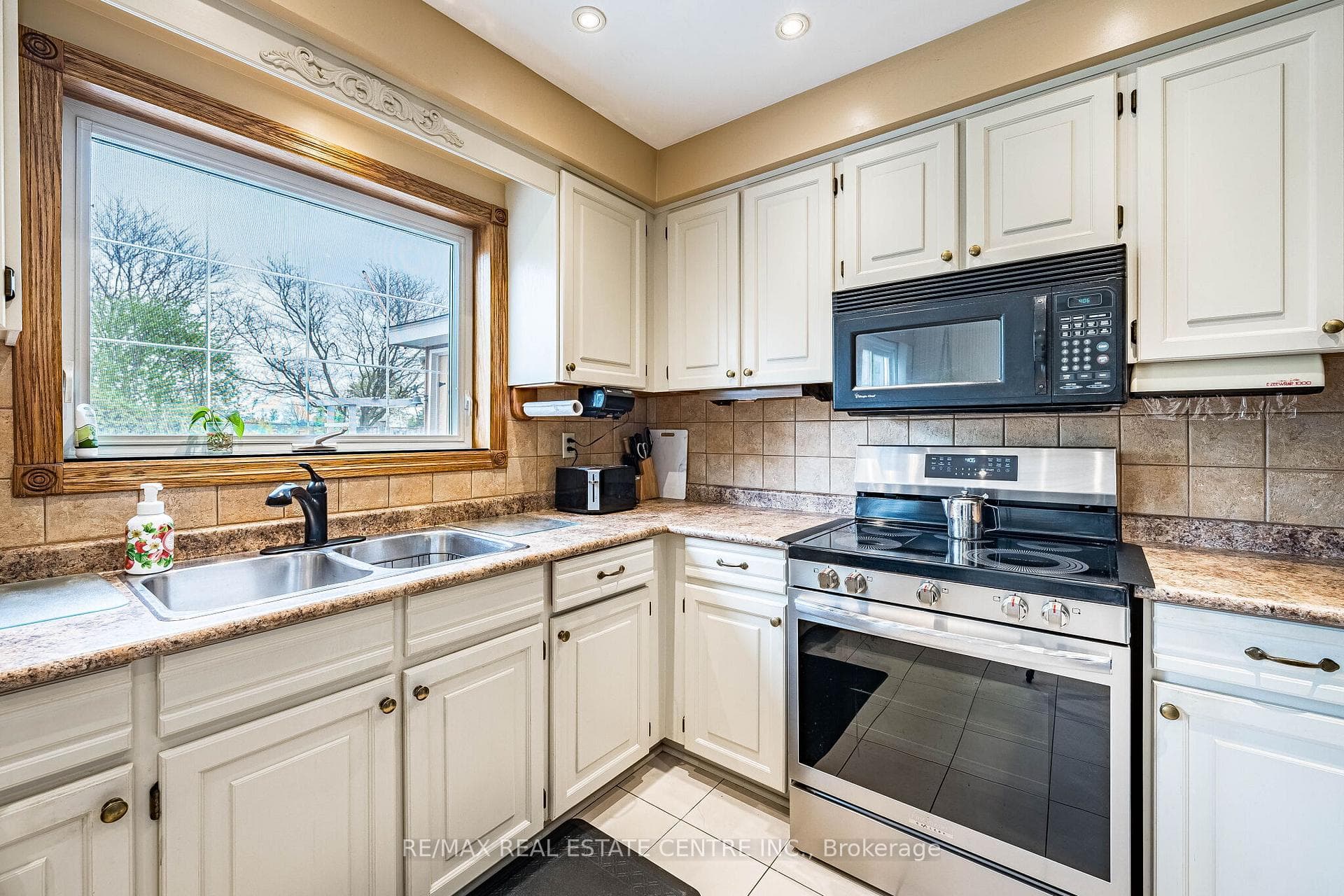 19 Mossbank Drive - Detached photo 14 of 47 in Brampton, Ontario