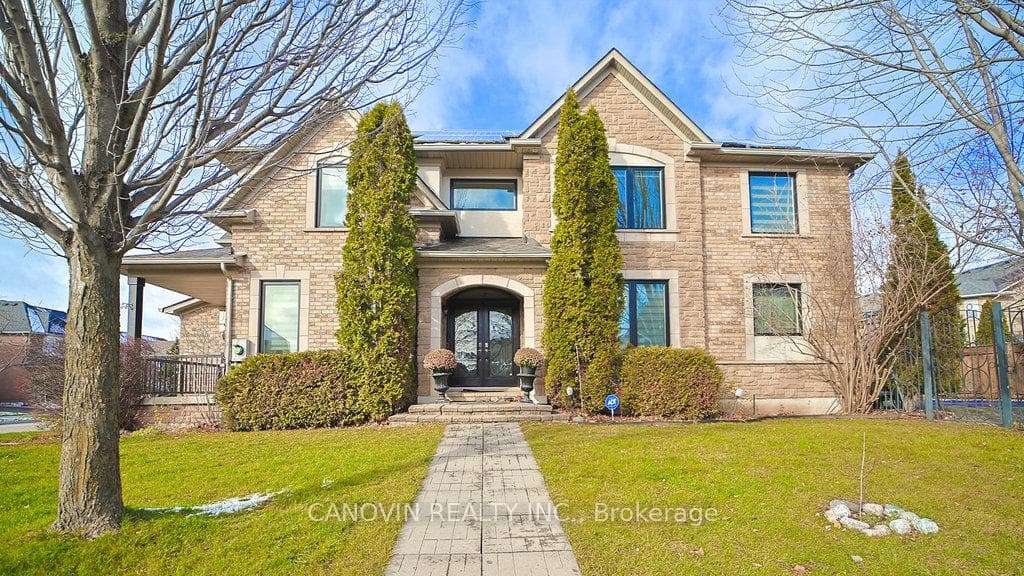 2353 Woodcrest Drive - home for sale in Oakville, Ontario