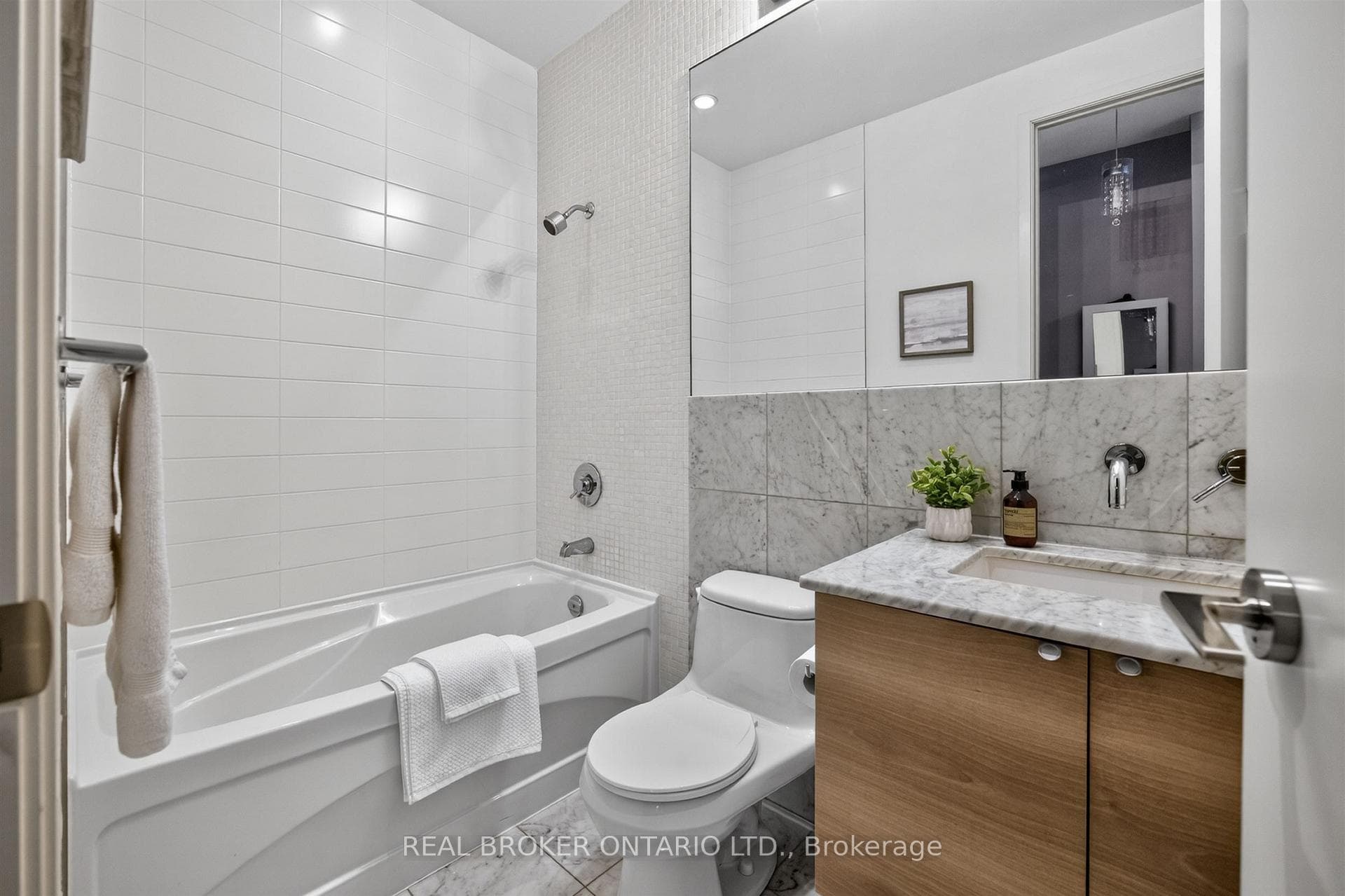 380 Macpherson Avenue Unit 209 - Condo photo 31 of 49 in Annex / Yorkville / Summerhill, Ontario