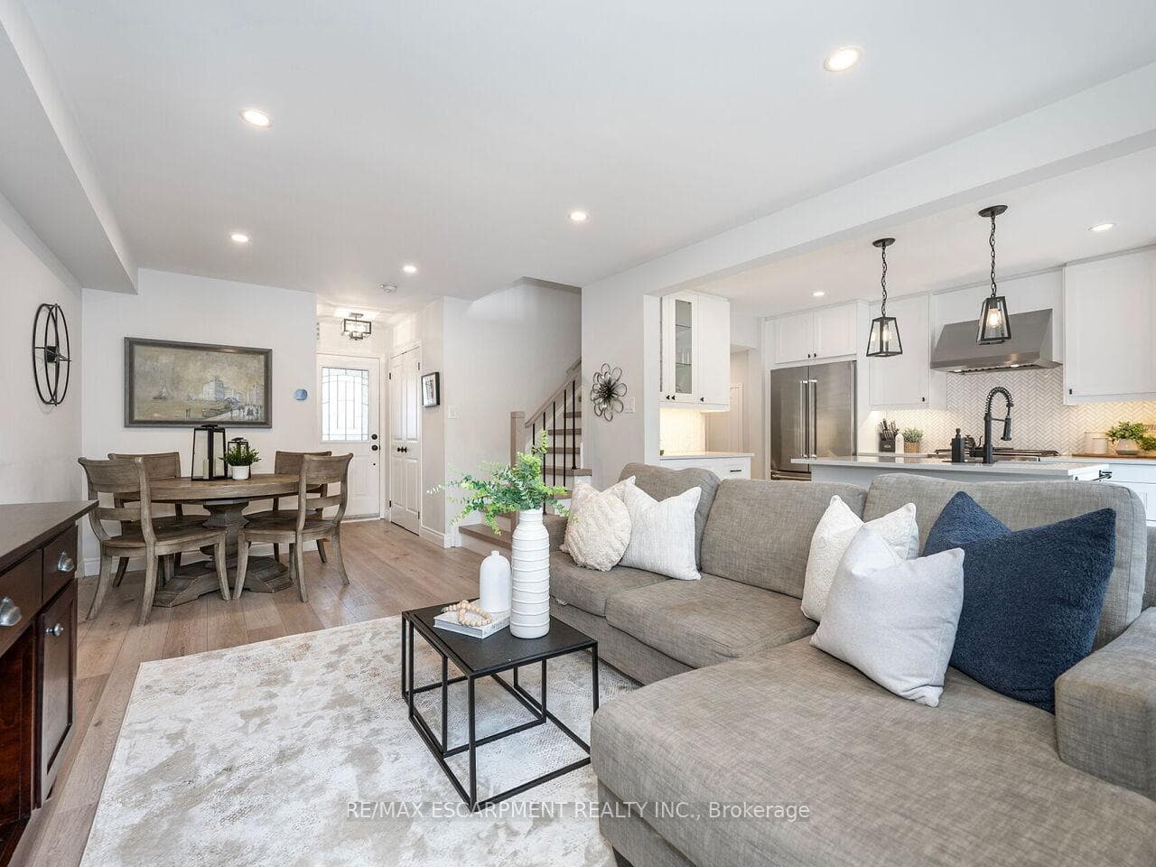 2448 Wooden Hill Circle - Townhouse photo 8 of 50 in Oakville, Ontario