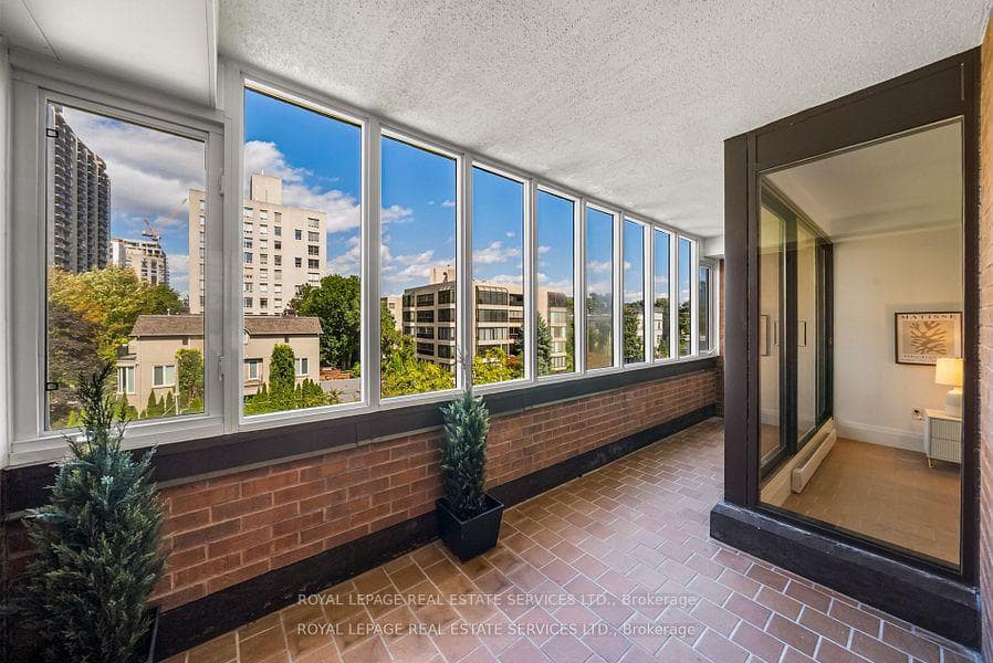 349 St Clair Avenue Unit 402 - Condo photo 28 of 30 in Annex / Yorkville / Summerhill, Ontario