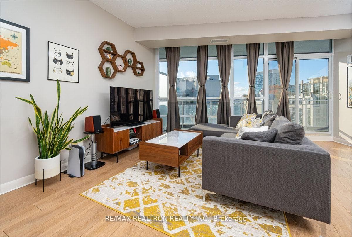 15 Bruyeres Mews Unit 1008 - Condo photo 2 of 33 in Downtown Toronto / Waterfront, Ontario