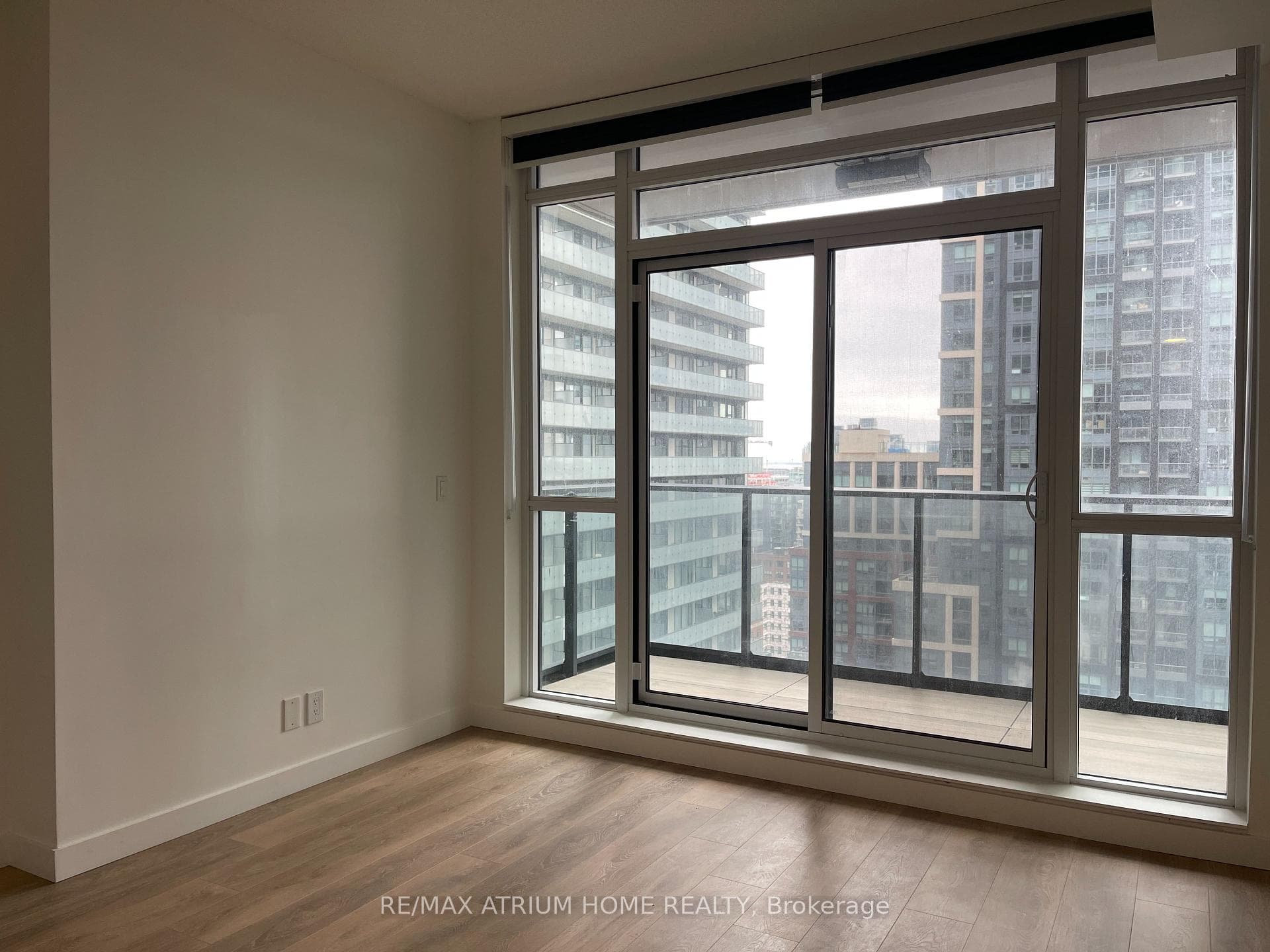 38 Widmer Street Unit 2208 - Condo photo 5 of 21 in Downtown Toronto / Waterfront, Ontario