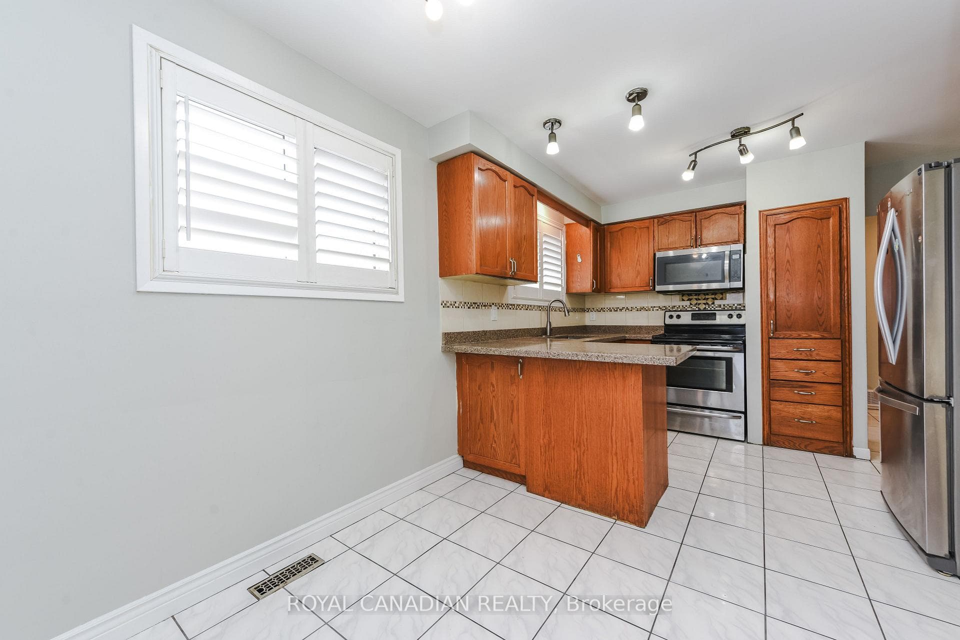7566 Lockington Crescent - Detached photo 8 of 48 in Mississauga, Ontario