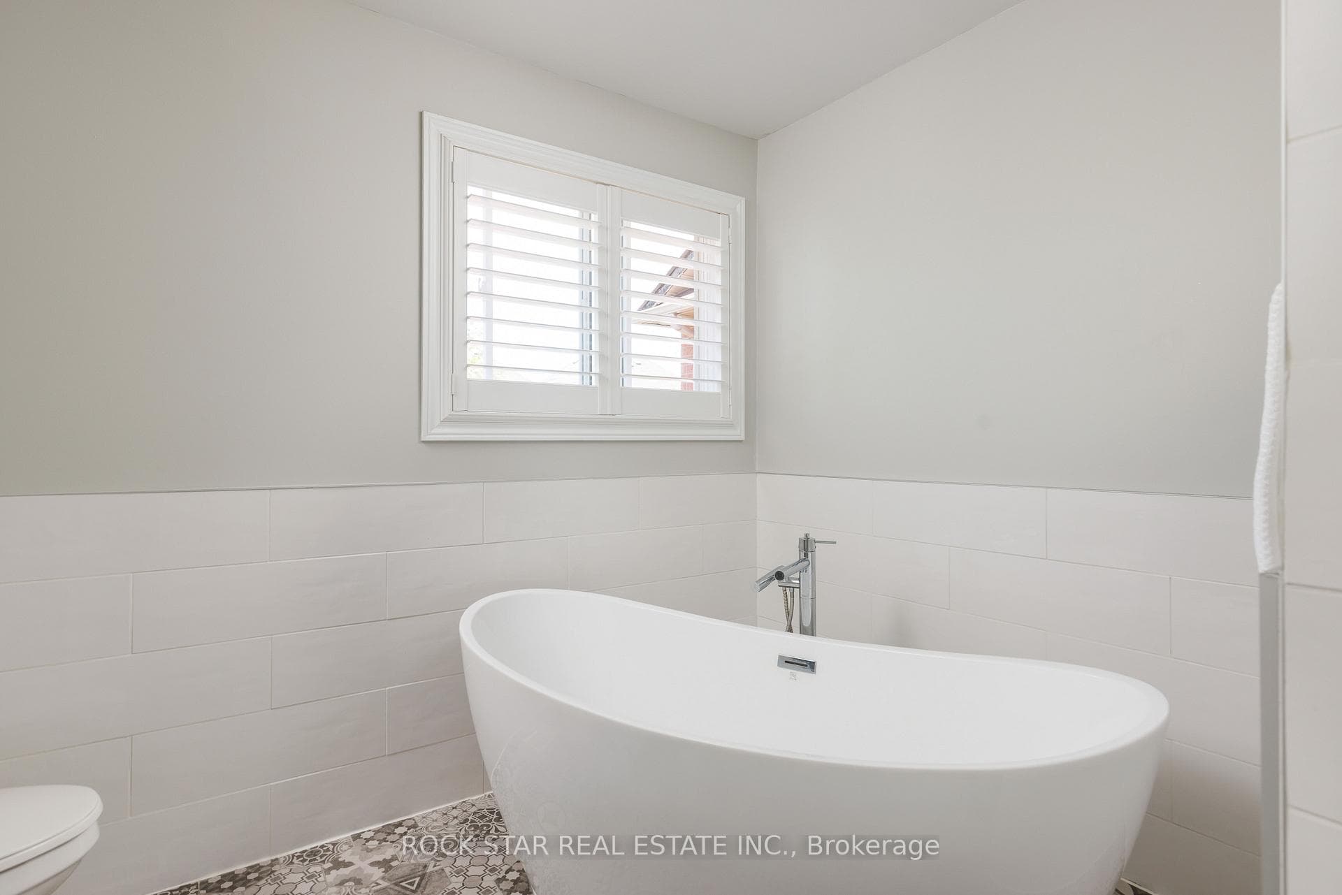2277 Blue Oak Circle - Detached photo 32 of 46 in Oakville, Ontario