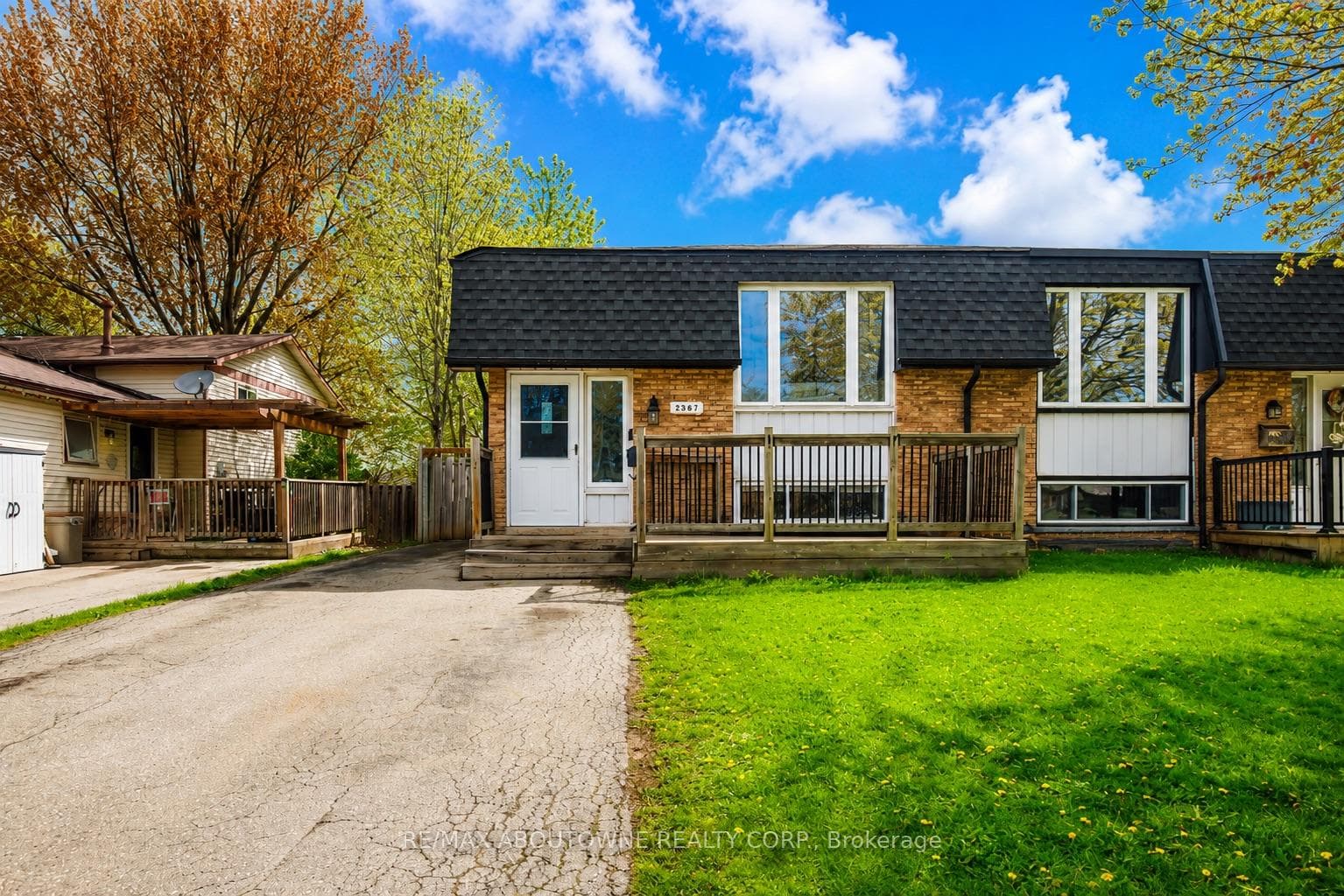 2367 Middlesmoor Crescent - Semi-Detached photo 1 of 31 in Burlington, Ontario