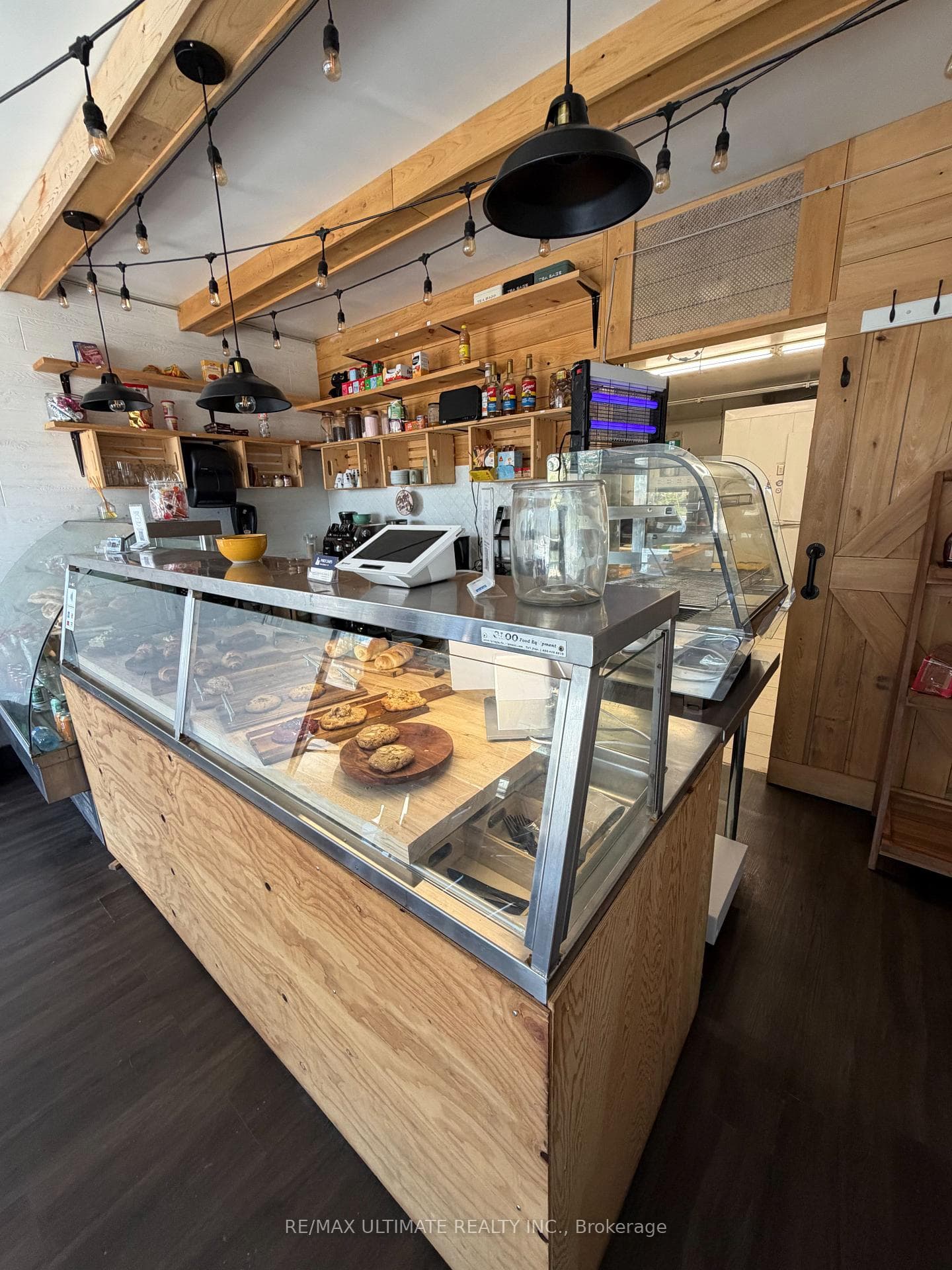1097 Lakeshore Road - Commercial photo 4 of 8 in Mississauga, Ontario