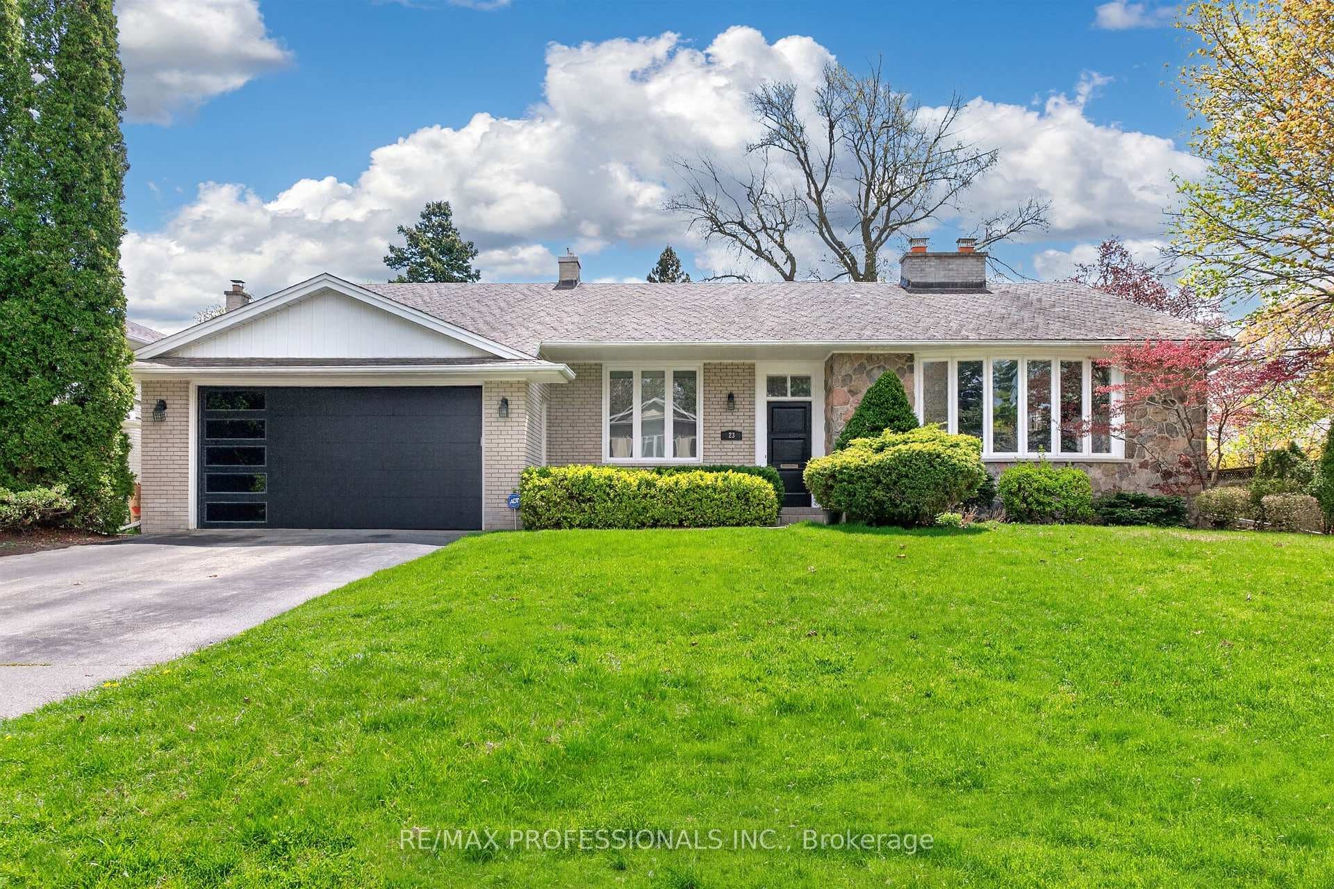 23 Ravensbourne Crescent - Detached photo 2 of 44 in Etobicoke (Islington / Rexdale), Ontario