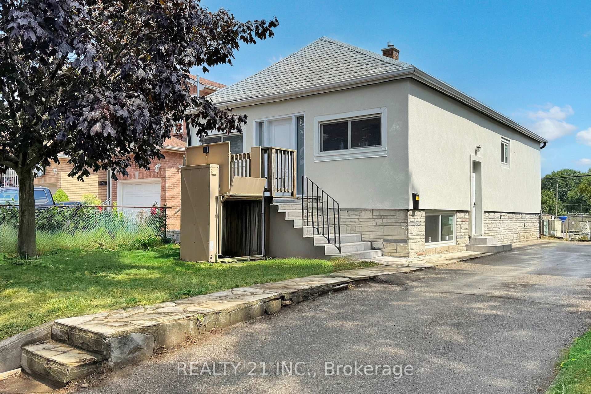 125 S Woodrow Boulevard - Detached photo 3 of 35 in Birch Cliff / Cliffside, Ontario