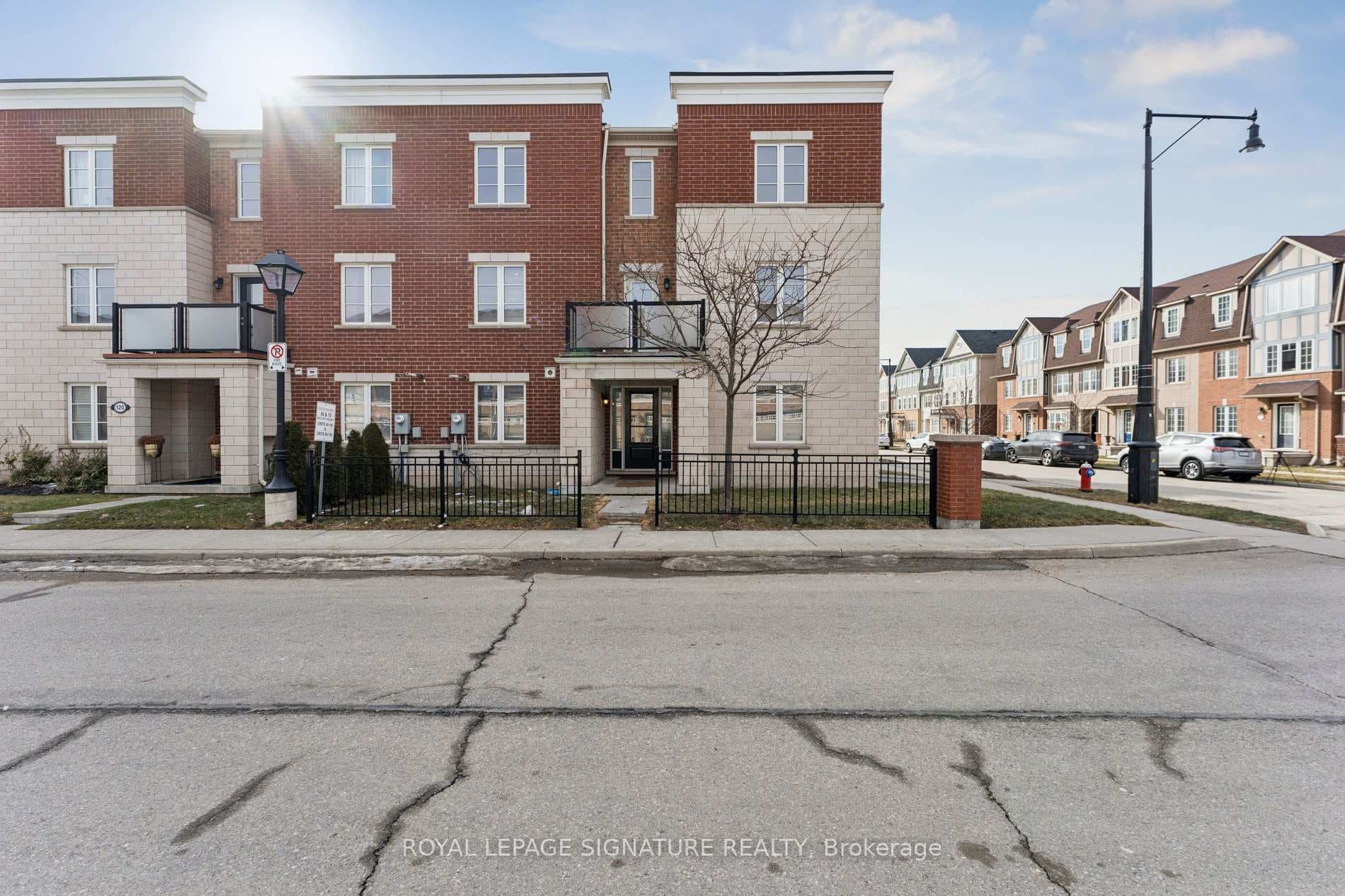 122 Baycliffe Crescent - Townhouse for sale in Castlemore, Ontario