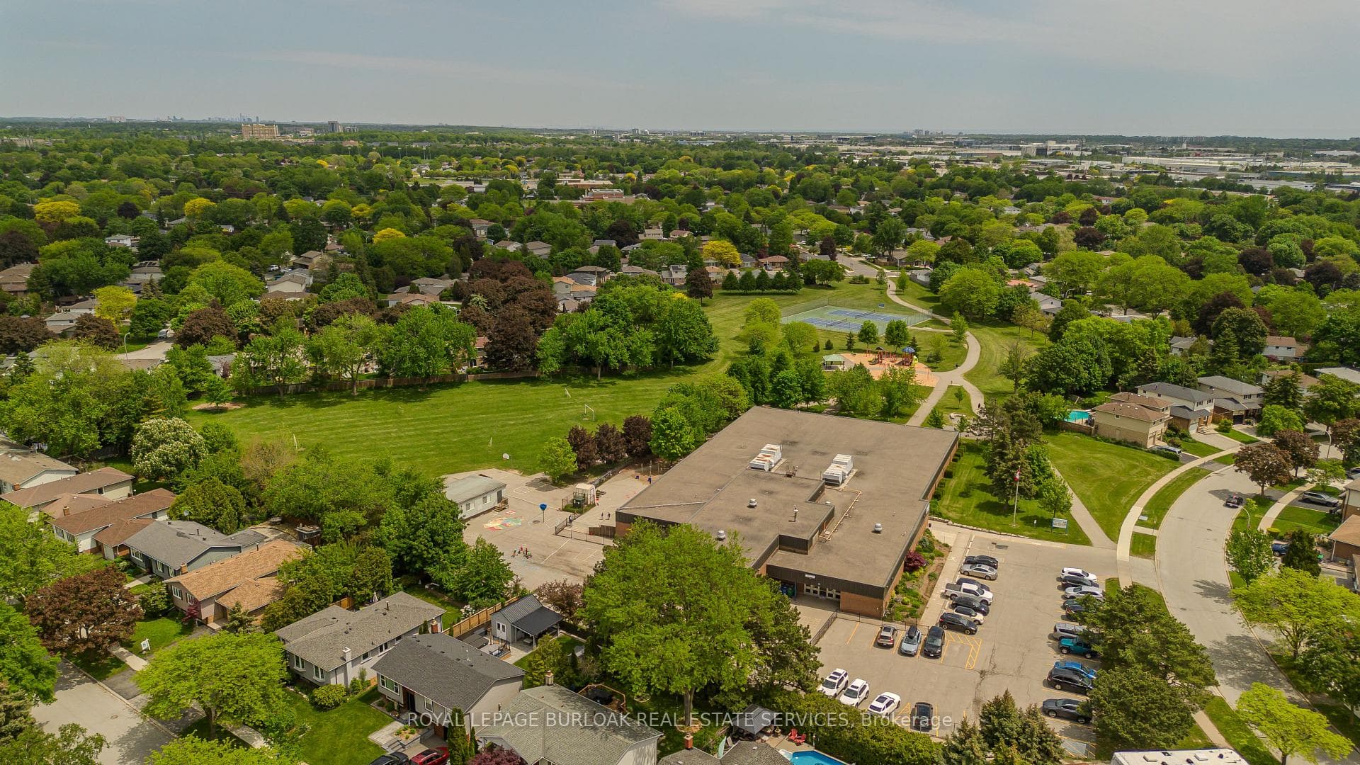 3125 Michael Crescent - Detached photo 2 of 34 in Burlington, Ontario