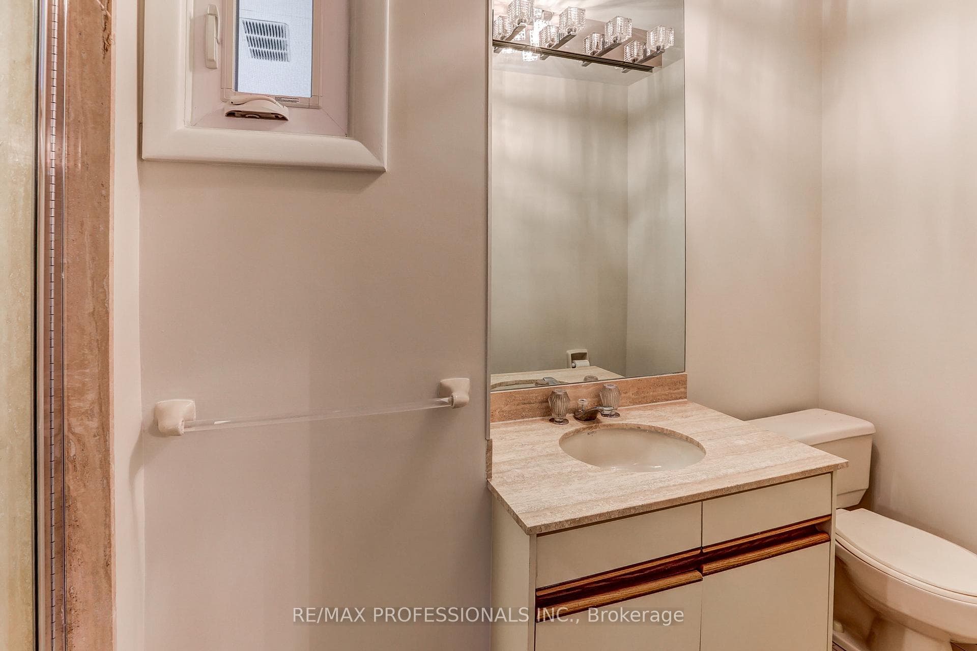 23 Ravensbourne Crescent - Detached photo 26 of 44 in Etobicoke (Islington / Rexdale), Ontario