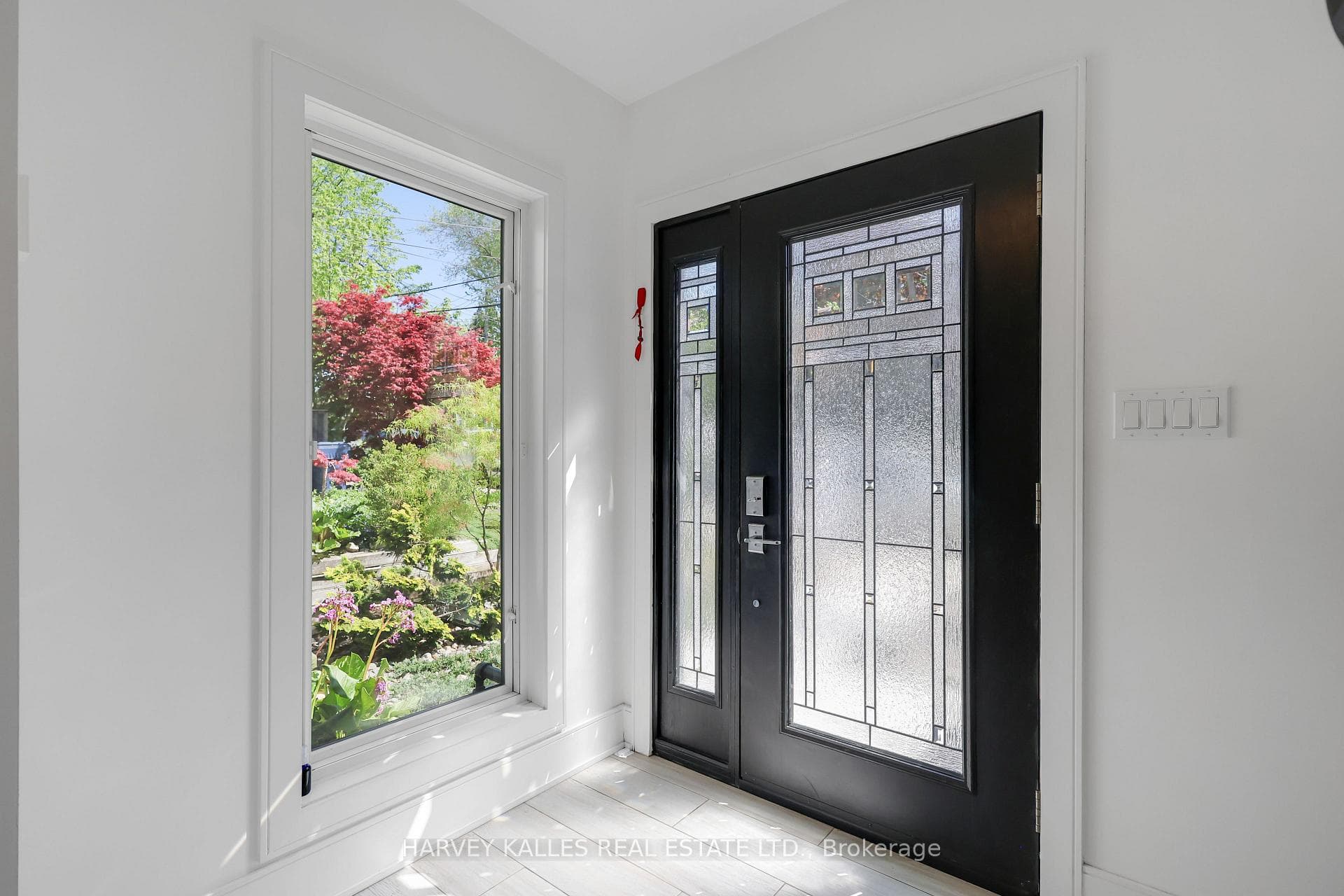 84 Edith Drive - Semi-Detached photo 3 of 45 in Forest Hill / Deer Park, Ontario