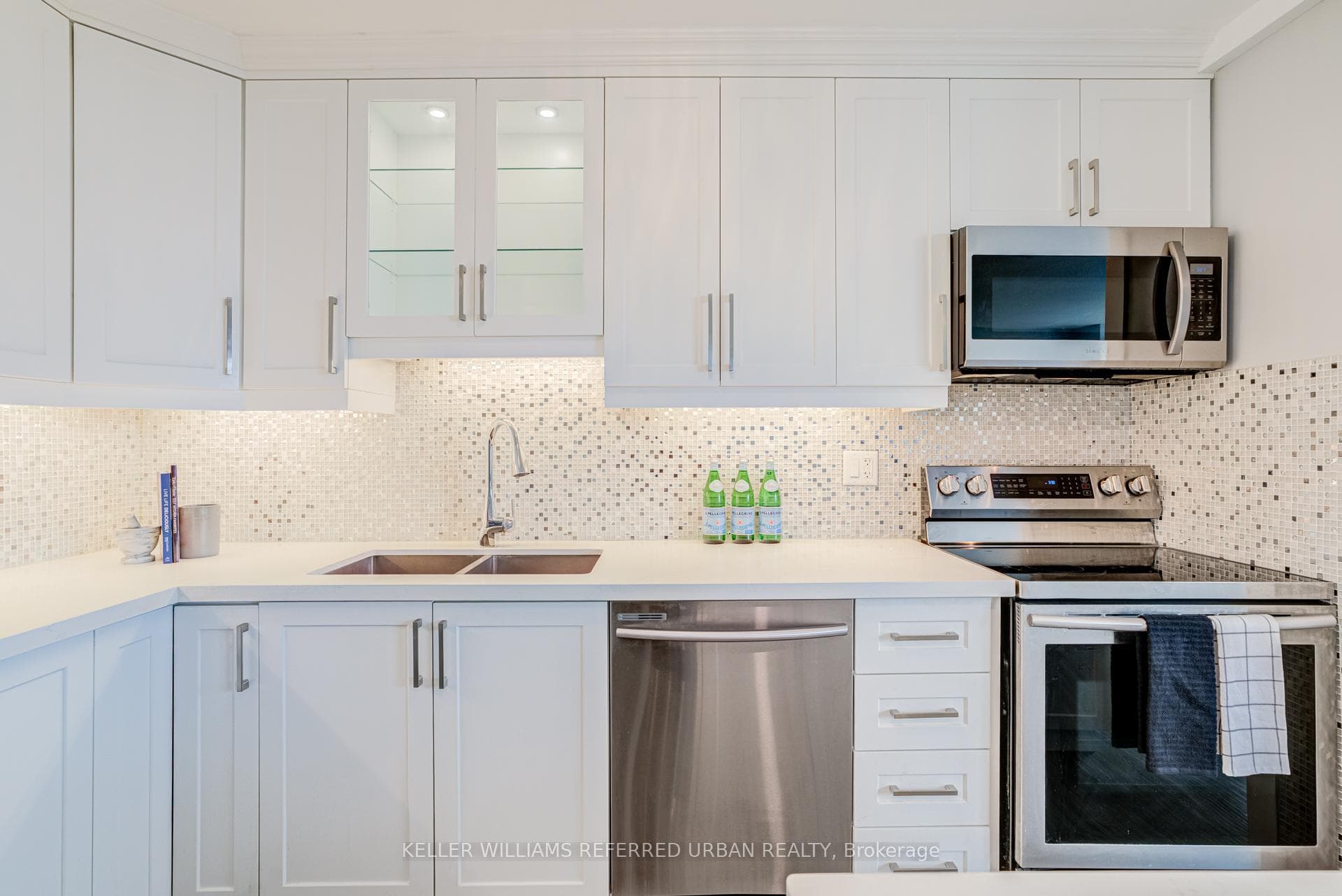 10 Edgecliff Golfway Unit 1417 - Condo photo 4 of 35 in Flemingdon Park / Don Mills, Ontario