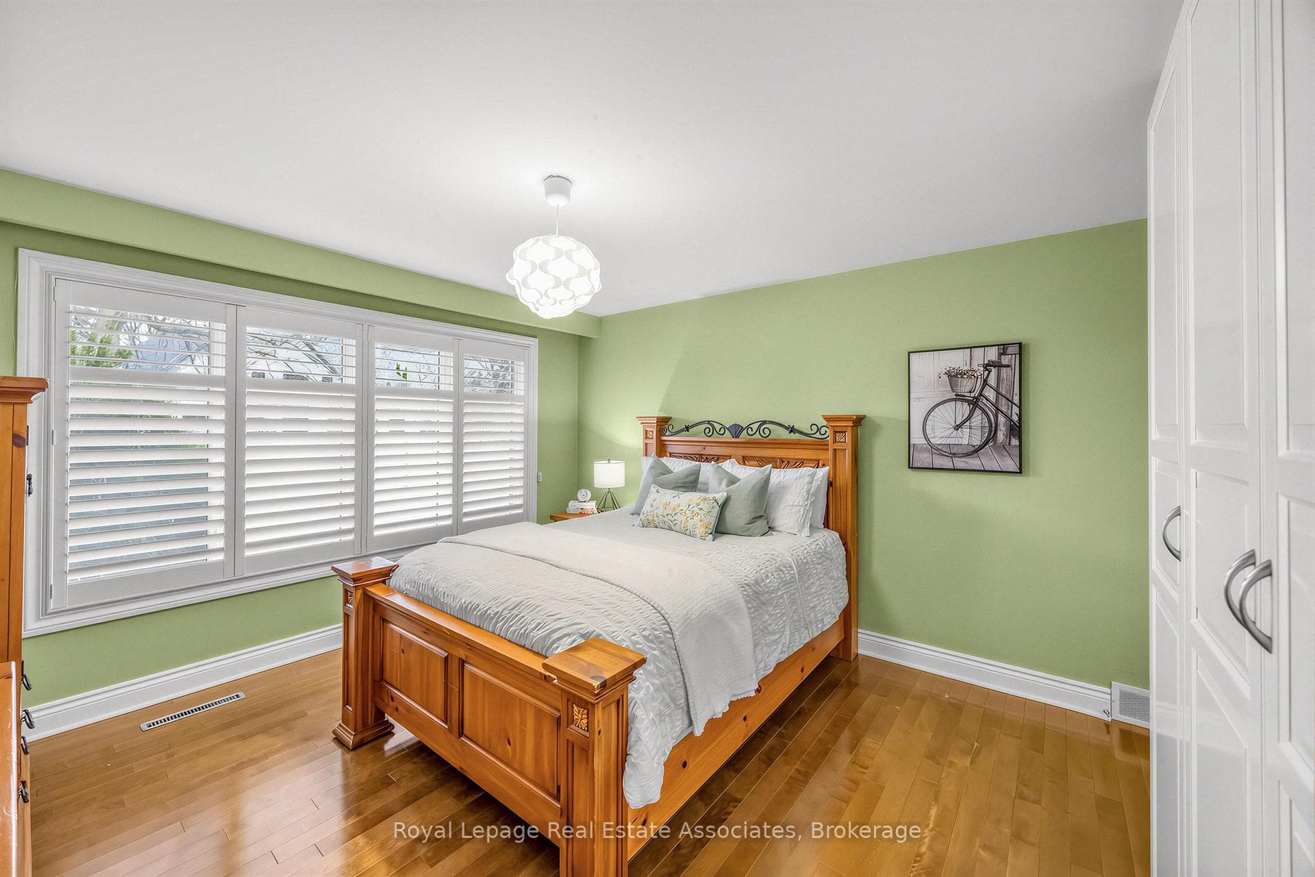 1561 Pinetree Crescent - Detached photo 17 of 42 in Mississauga, Ontario