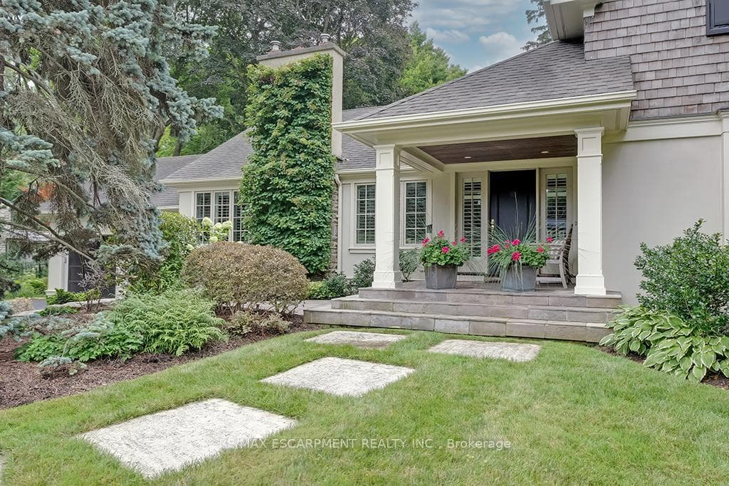 7 Colonial Crescent - Detached photo 4 of 49 in Oakville, Ontario
