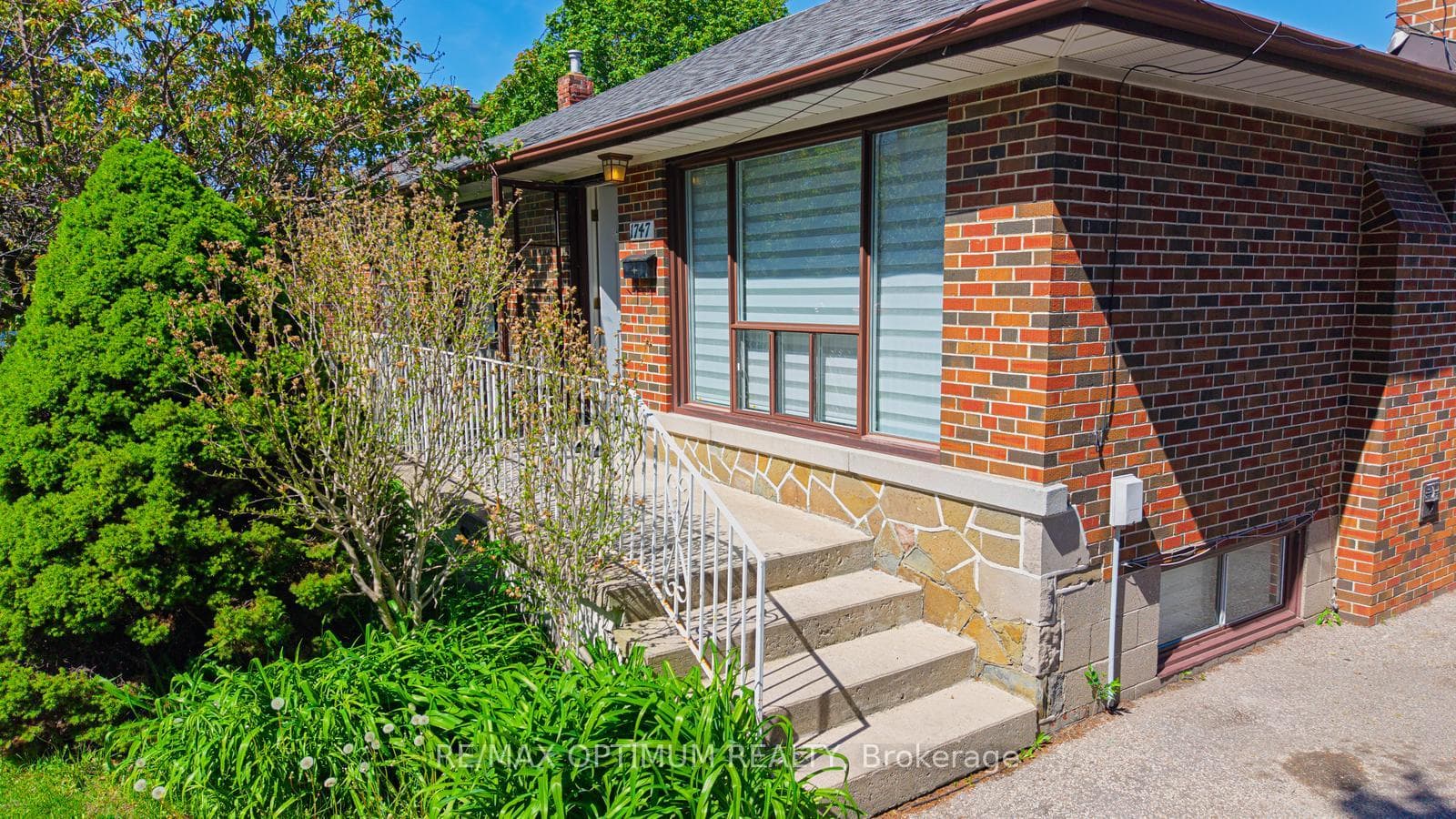 1747 Coram Crescent - Detached photo 3 of 50 in Mississauga, Ontario